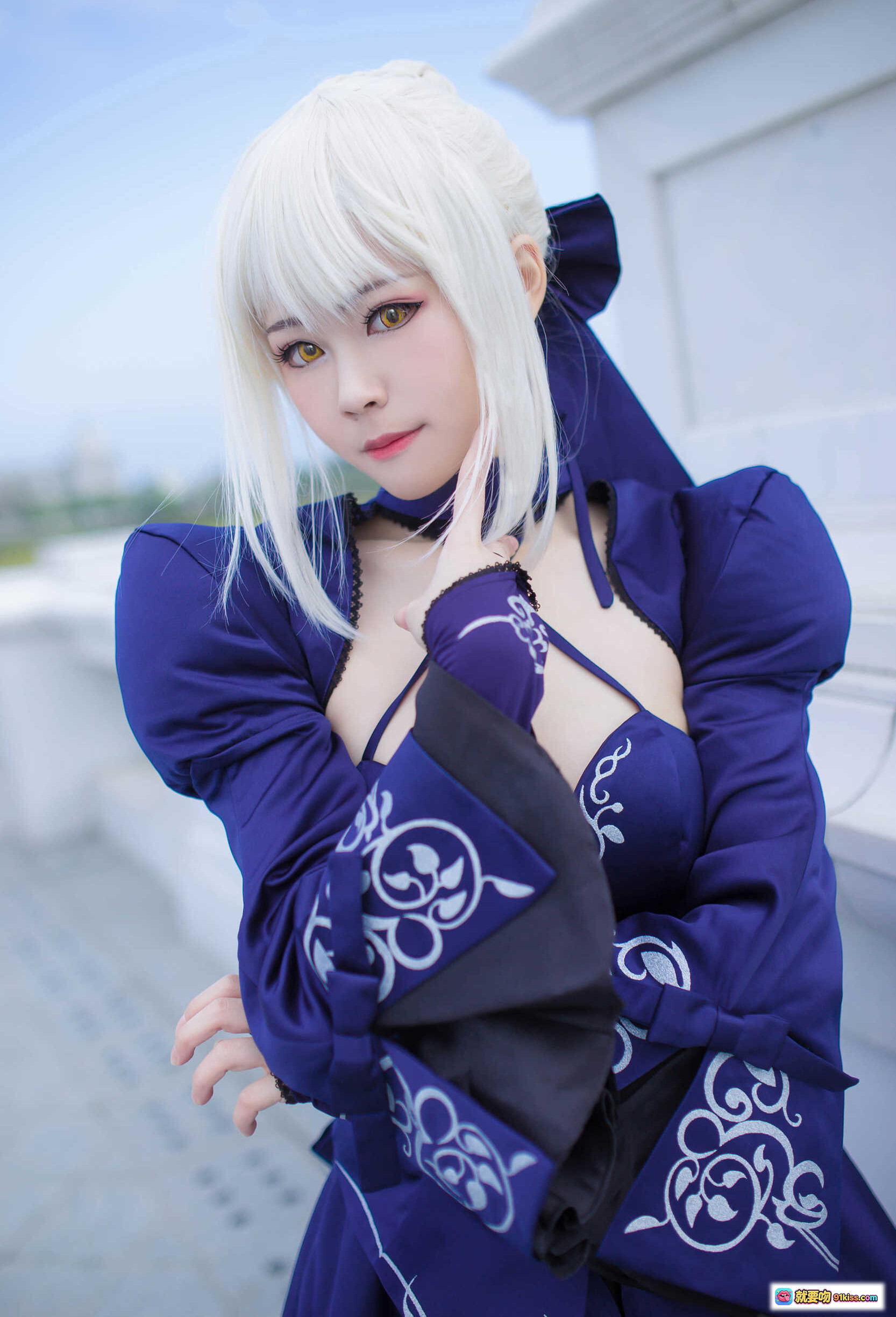 图片[9] - KaYa萱黑贞德Cosplay造型 – 紫色战甲+锁链装饰+银发呆毛+持剑姿势+精致妆容+户外建筑背景 - 就要吻