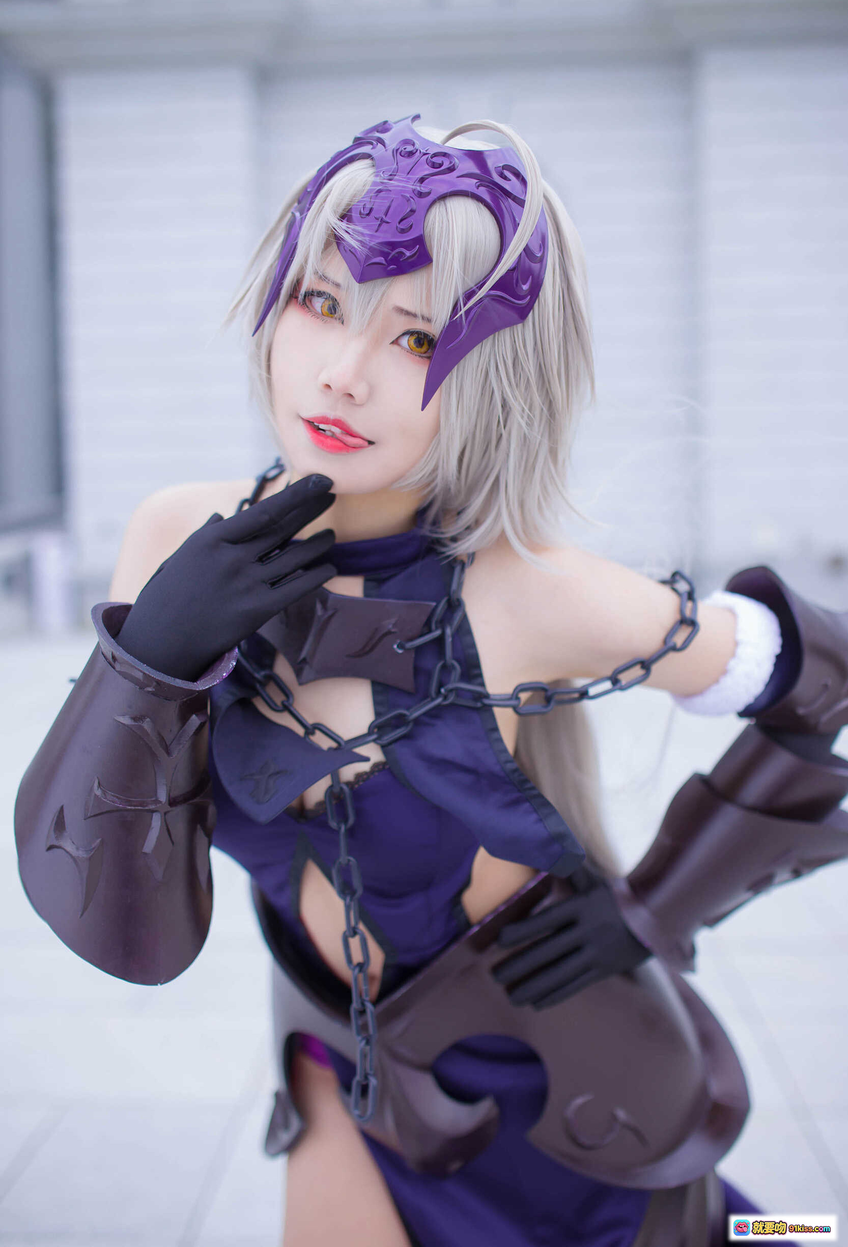 图片[5] - KaYa萱黑贞德Cosplay造型 – 紫色战甲+锁链装饰+银发呆毛+持剑姿势+精致妆容+户外建筑背景 - 就要吻