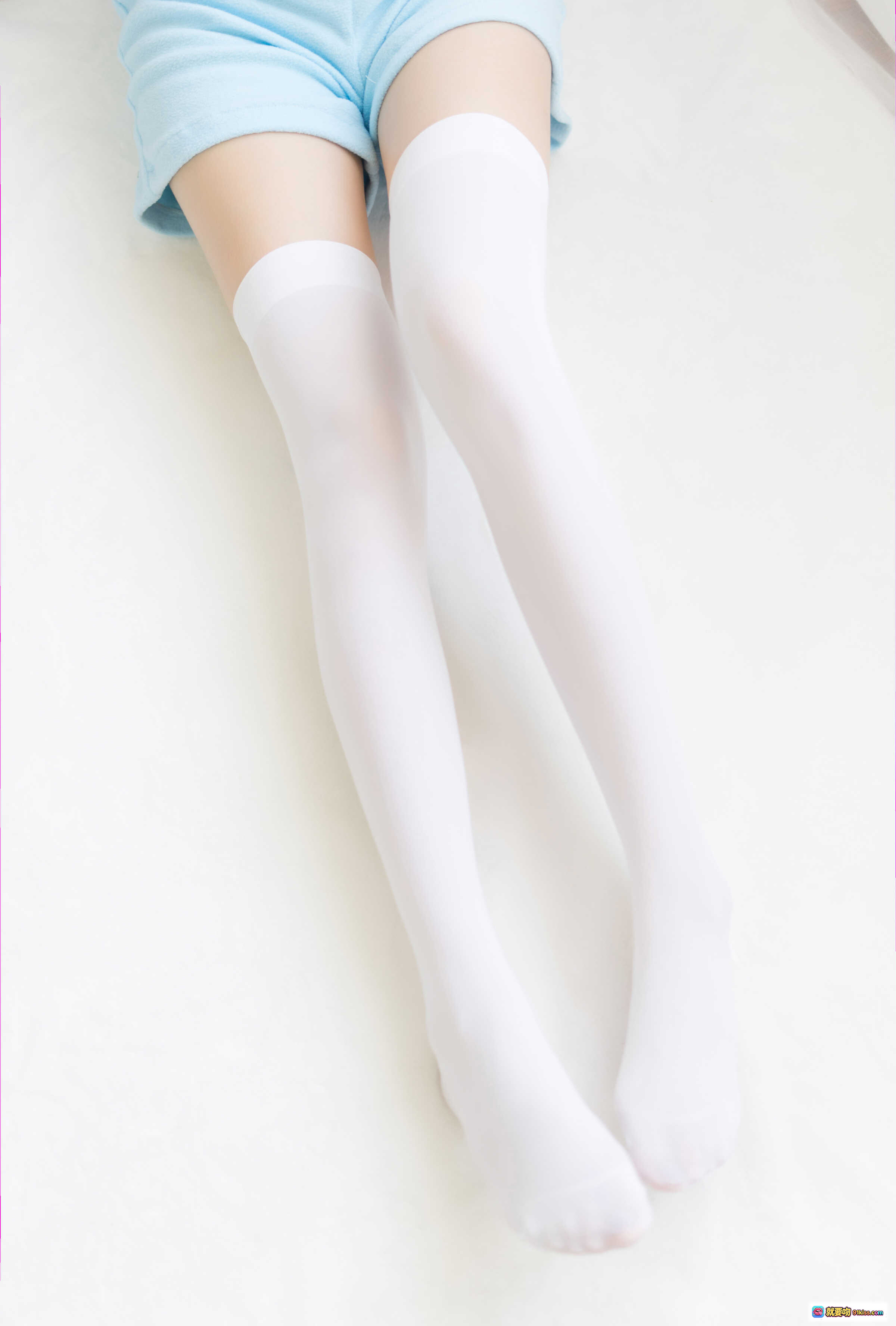 图片[10] - 秋楚楚蕾姆睡衣写真｜白色紧身裤美腿特写｜居家慵懒风少女摄影｜40P高清图集 - 就要吻