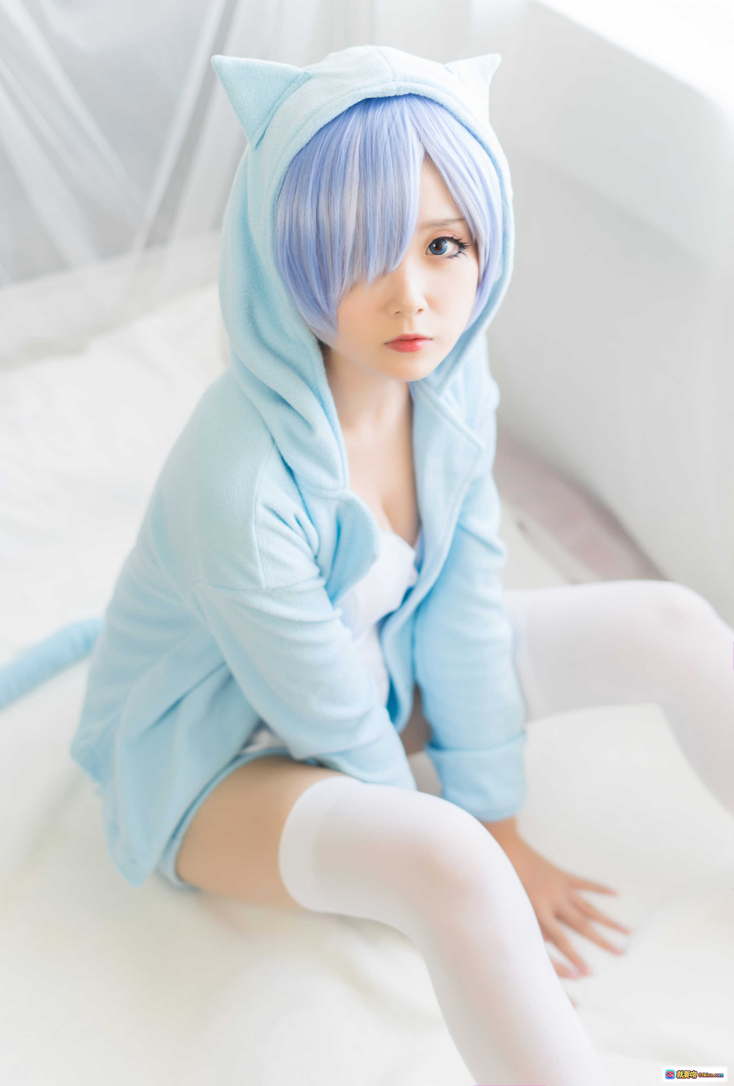 图片[8] - 秋楚楚蕾姆睡衣写真｜白色紧身裤美腿特写｜居家慵懒风少女摄影｜40P高清图集 - 就要吻