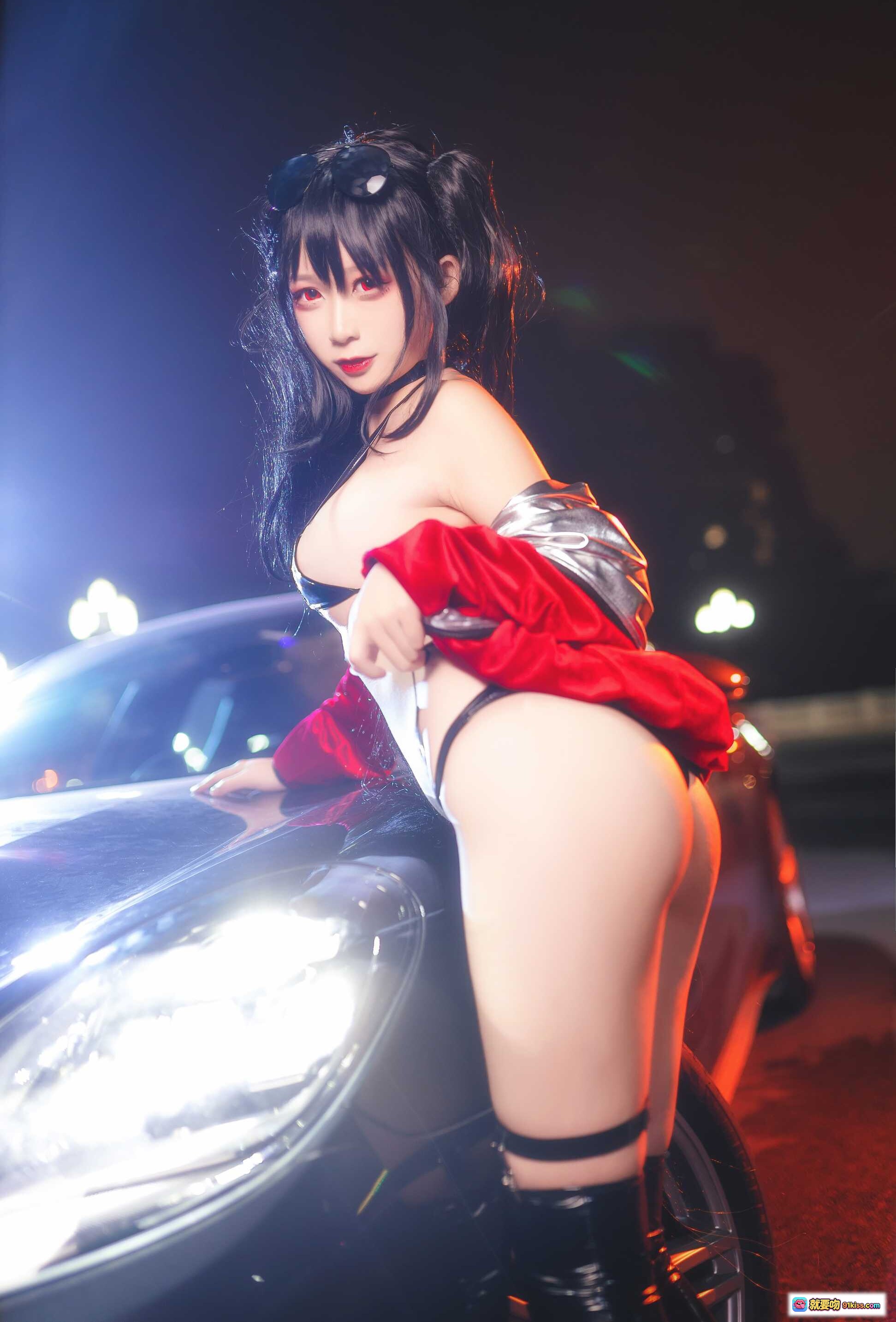 图片[5] - 樱落酱NO.003大凤赛车Cosplay写真 | 黑发红唇性感造型 | 银色亮片外套+黑色细带内衣 | 赛车背景夜景光影 | 14P高清美图 - 就要吻