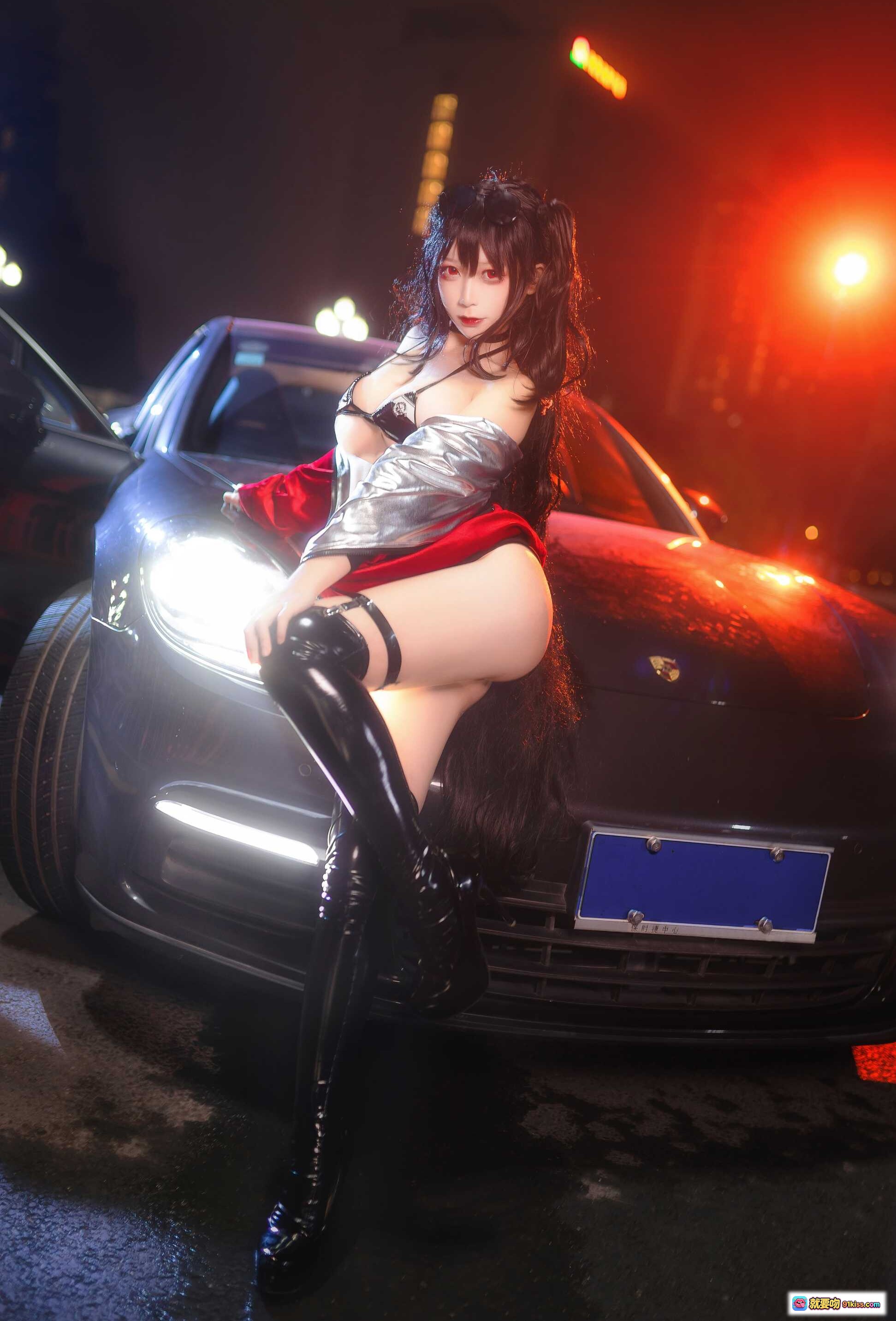 图片[3] - 樱落酱NO.003大凤赛车Cosplay写真 | 黑发红唇性感造型 | 银色亮片外套+黑色细带内衣 | 赛车背景夜景光影 | 14P高清美图 - 就要吻