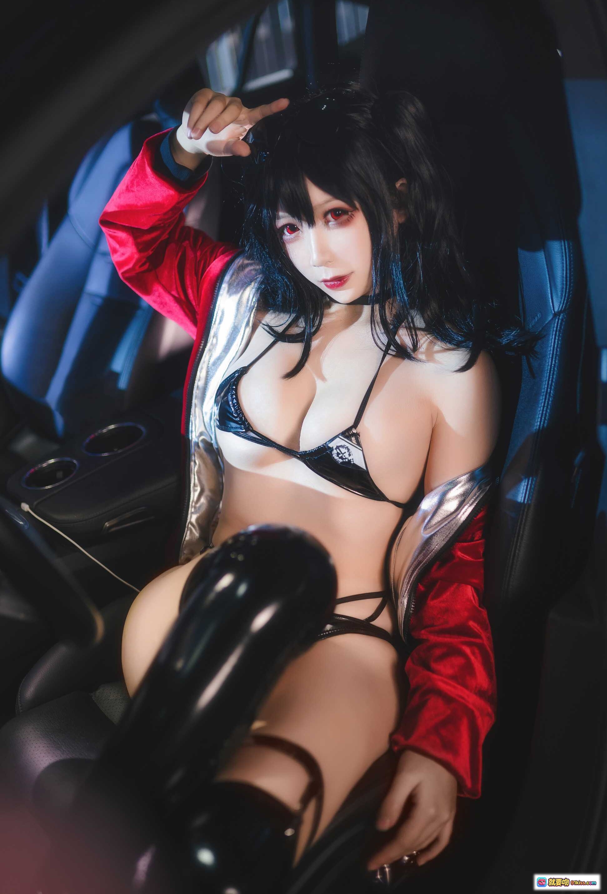 图片[10] - 樱落酱NO.003大凤赛车Cosplay写真 | 黑发红唇性感造型 | 银色亮片外套+黑色细带内衣 | 赛车背景夜景光影 | 14P高清美图 - 就要吻