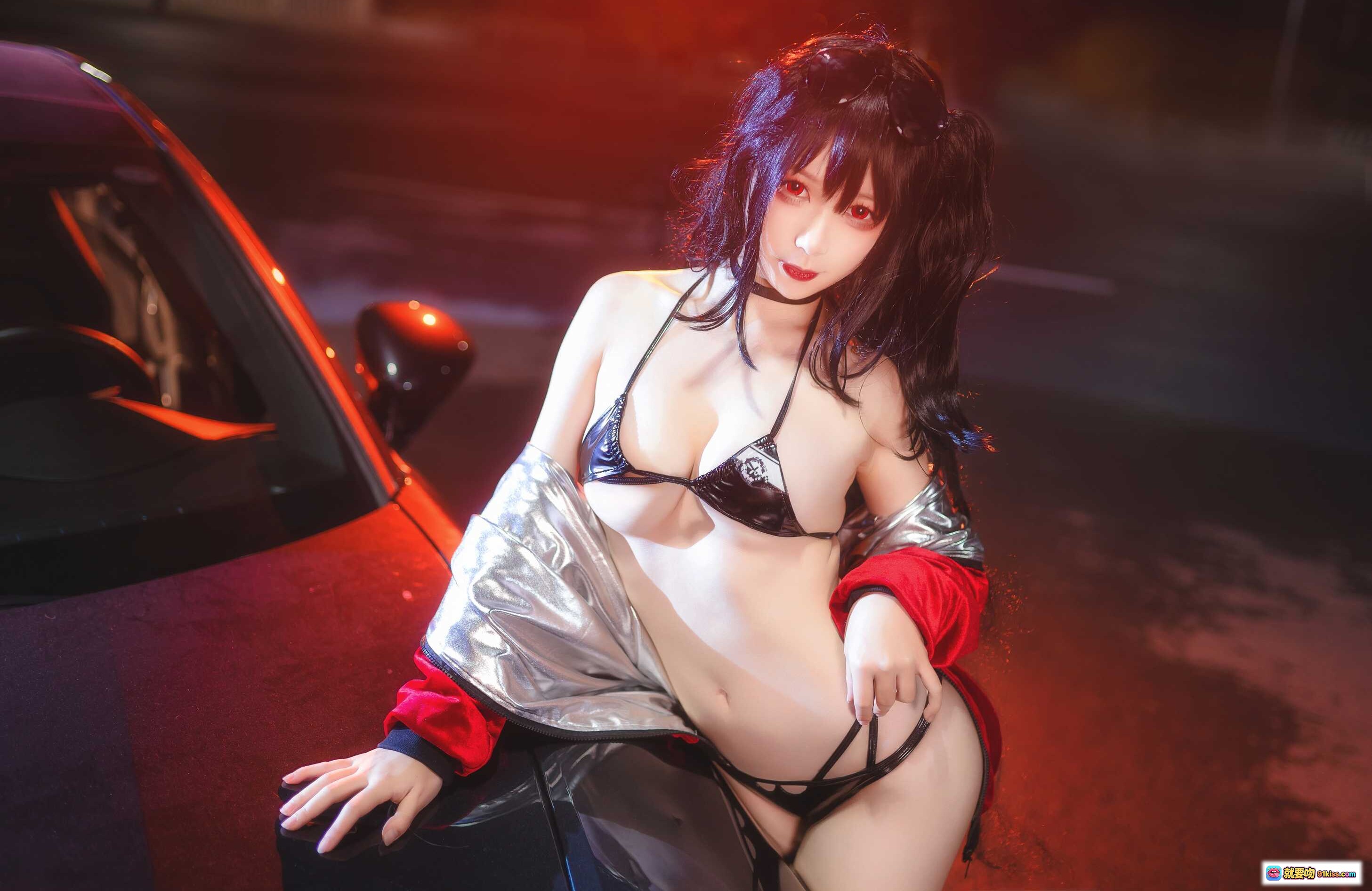 图片[2] - 樱落酱NO.003大凤赛车Cosplay写真 | 黑发红唇性感造型 | 银色亮片外套+黑色细带内衣 | 赛车背景夜景光影 | 14P高清美图 - 就要吻