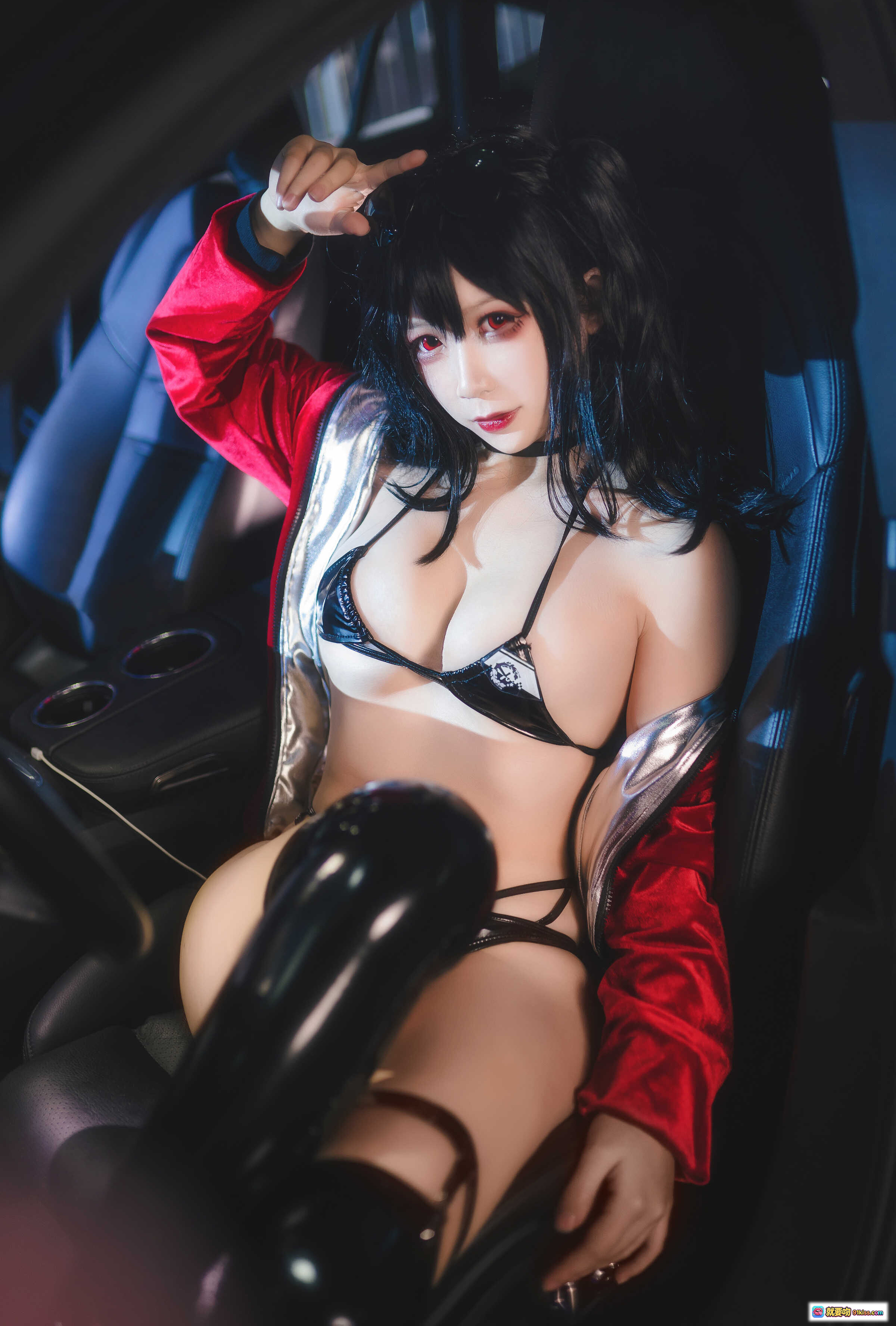 图片[4] - 樱落酱NO.003大凤赛车Cosplay写真 | 黑发红唇性感造型 | 银色亮片外套+黑色细带内衣 | 赛车背景夜景光影 | 14P高清美图 - 就要吻