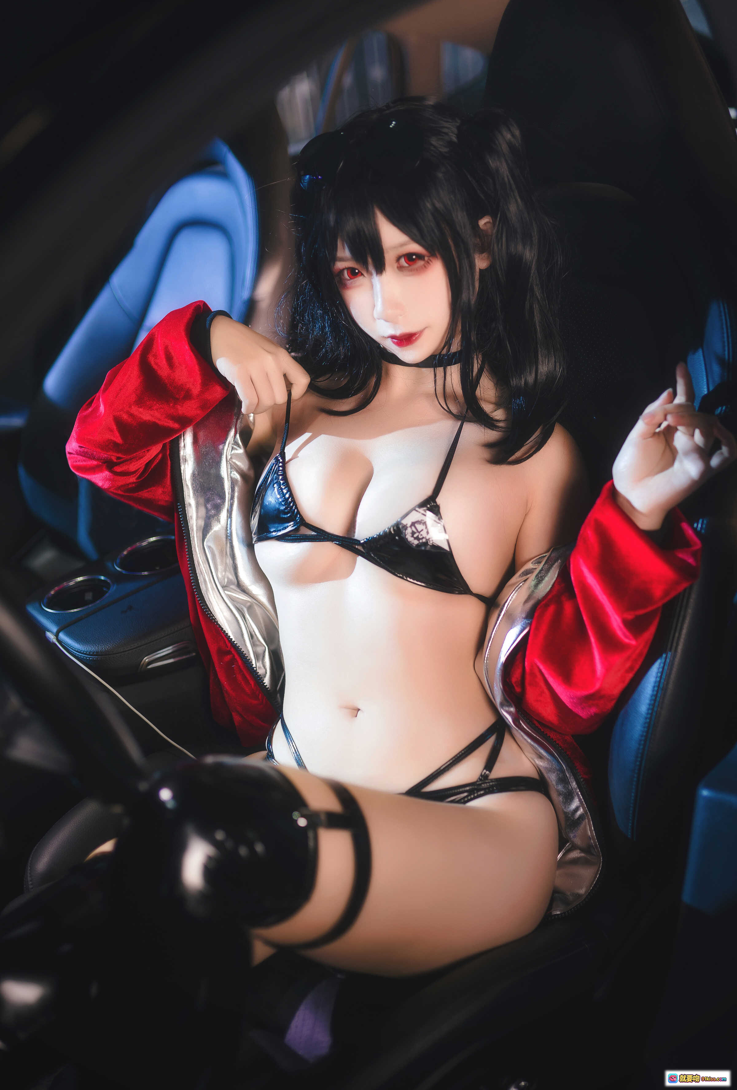 图片[7] - 樱落酱NO.003大凤赛车Cosplay写真 | 黑发红唇性感造型 | 银色亮片外套+黑色细带内衣 | 赛车背景夜景光影 | 14P高清美图 - 就要吻