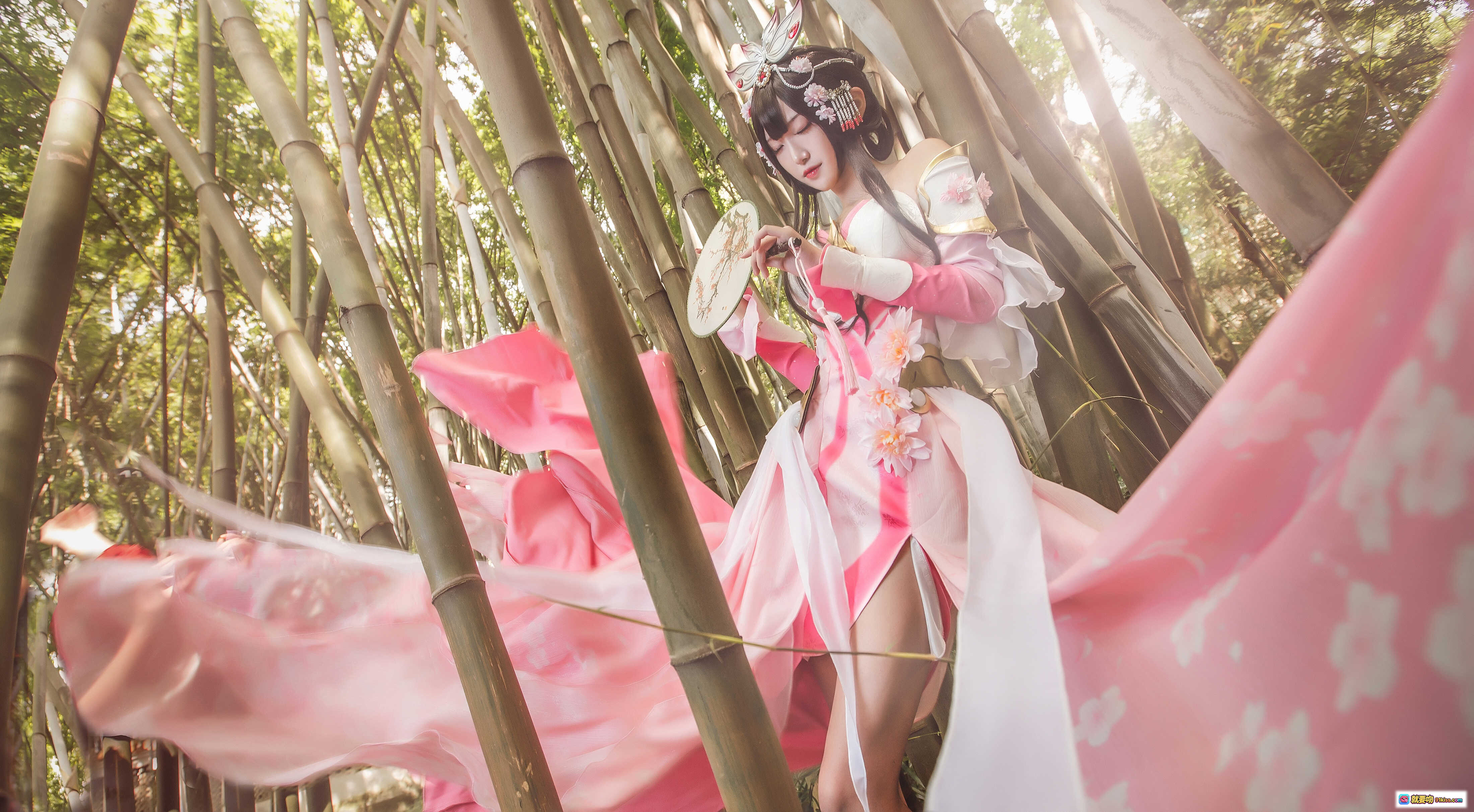 图片[10] - 腐团儿COS王者荣耀甄姬 粉色古风裙摆飘逸 持扇竹林写真 精致头饰唯美造型 - 就要吻