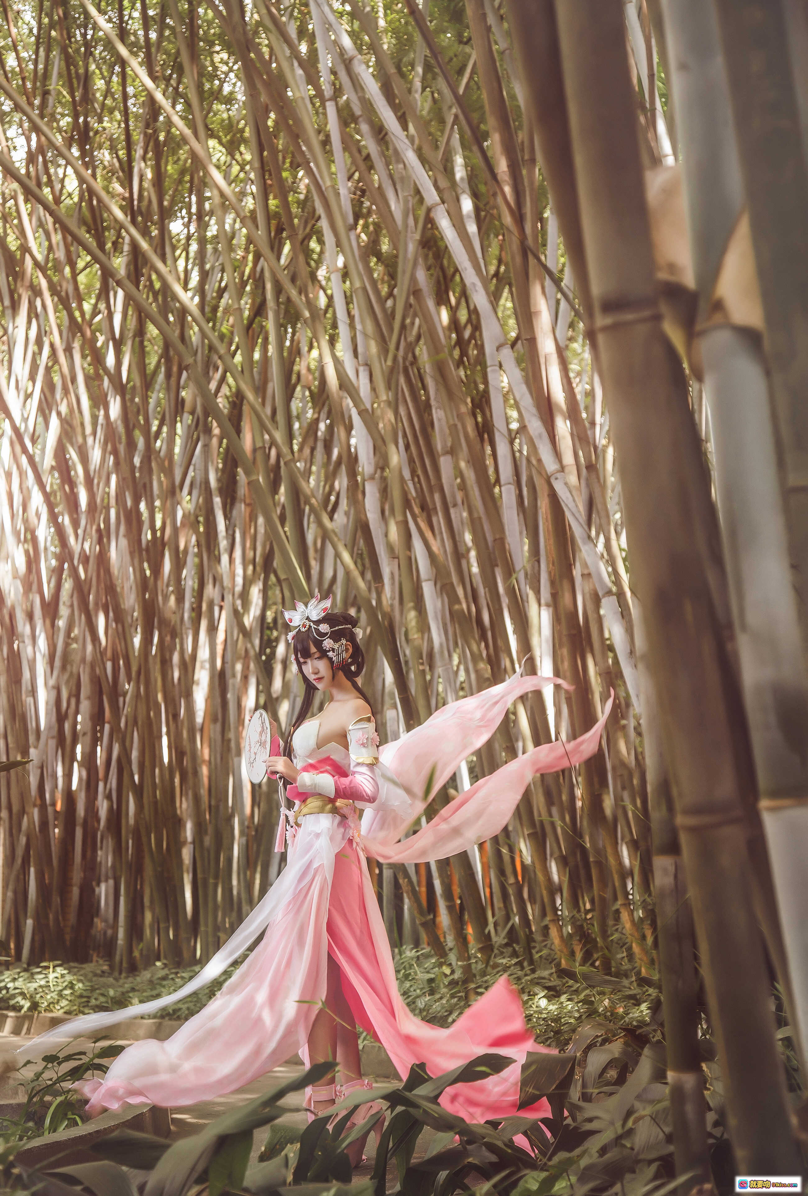 图片[8] - 腐团儿COS王者荣耀甄姬 粉色古风裙摆飘逸 持扇竹林写真 精致头饰唯美造型 - 就要吻