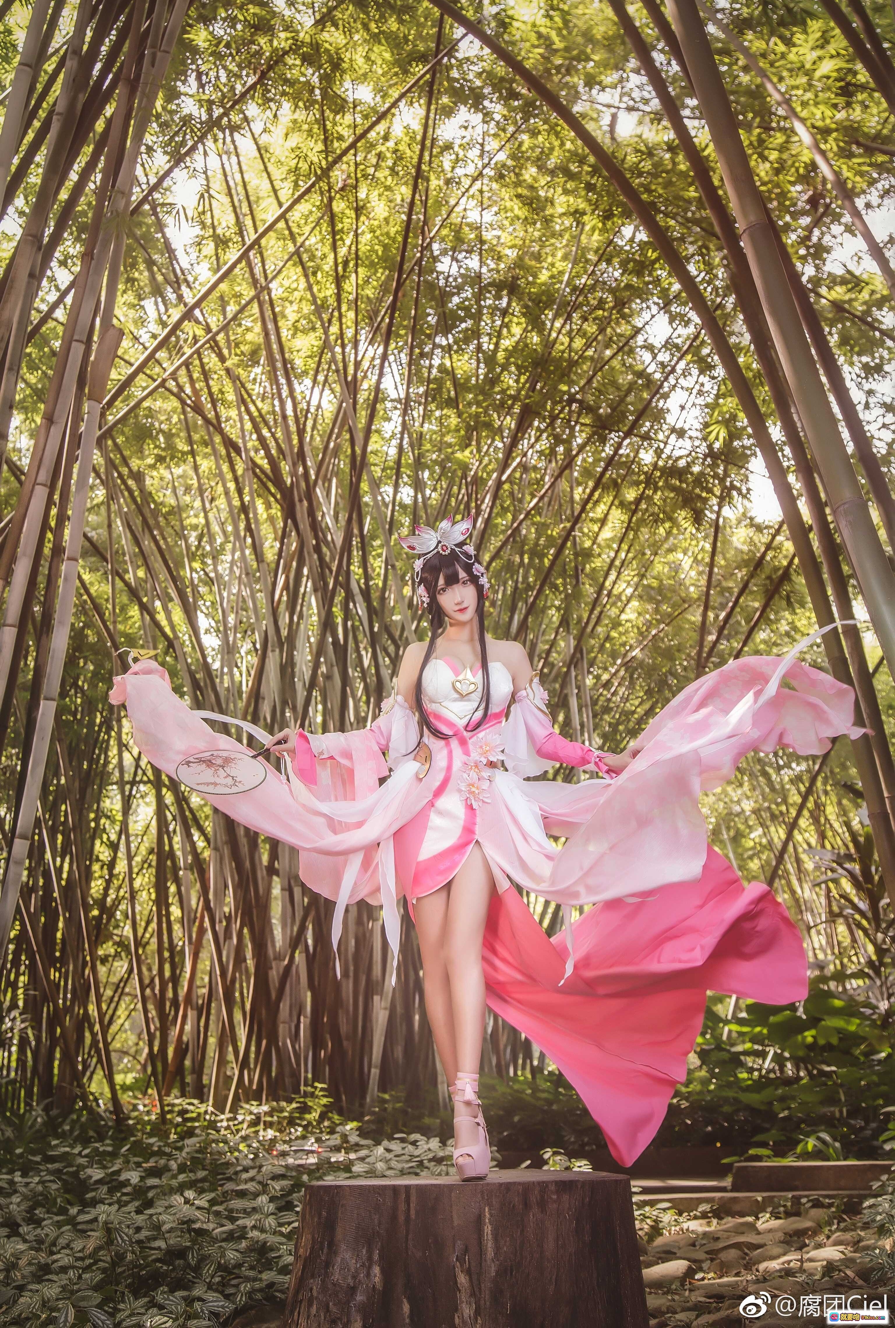 图片[9] - 腐团儿COS王者荣耀甄姬 粉色古风裙摆飘逸 持扇竹林写真 精致头饰唯美造型 - 就要吻