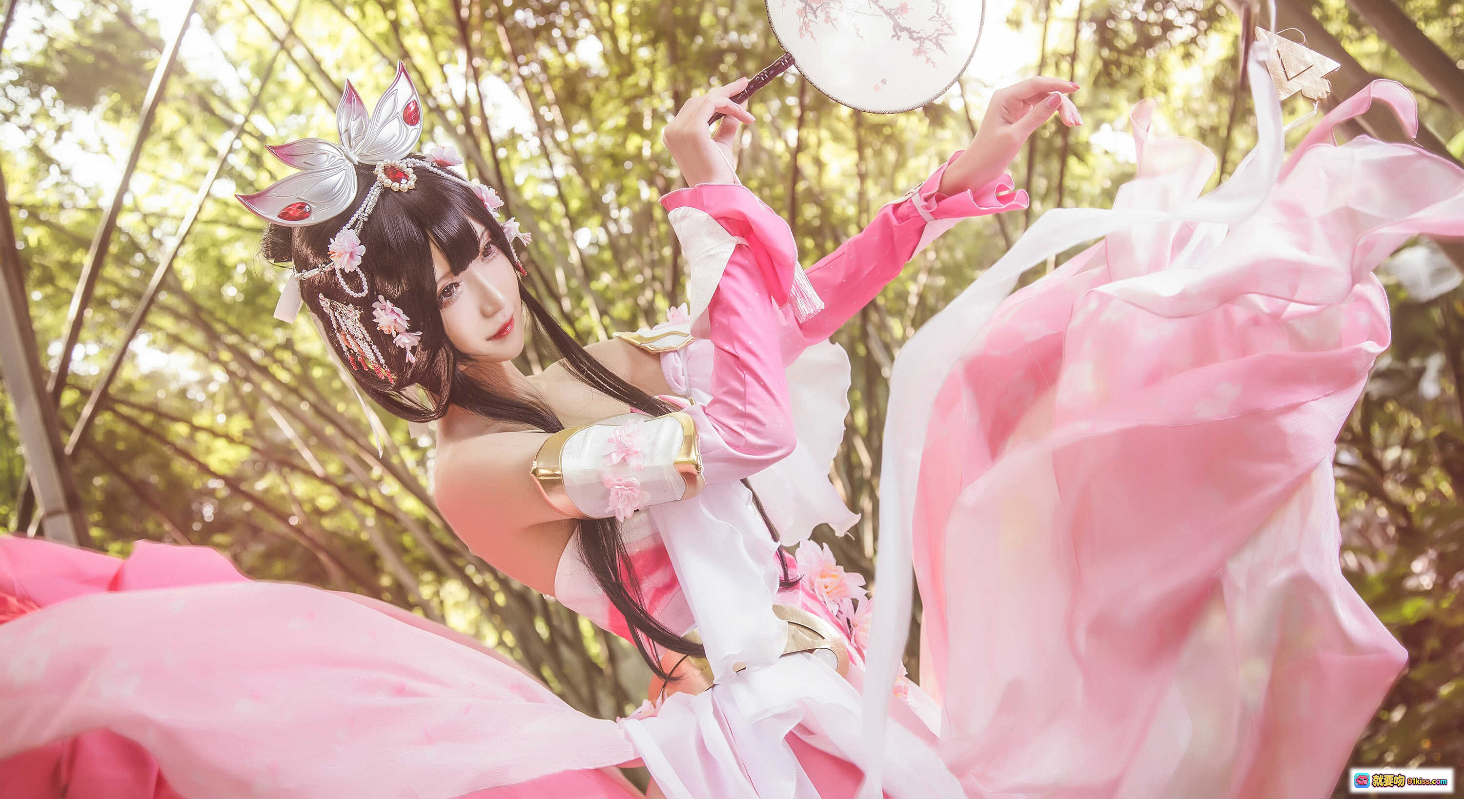 腐团儿COS王者荣耀甄姬 粉色古风裙摆飘逸 持扇竹林写真 精致头饰唯美造型 - 就要吻