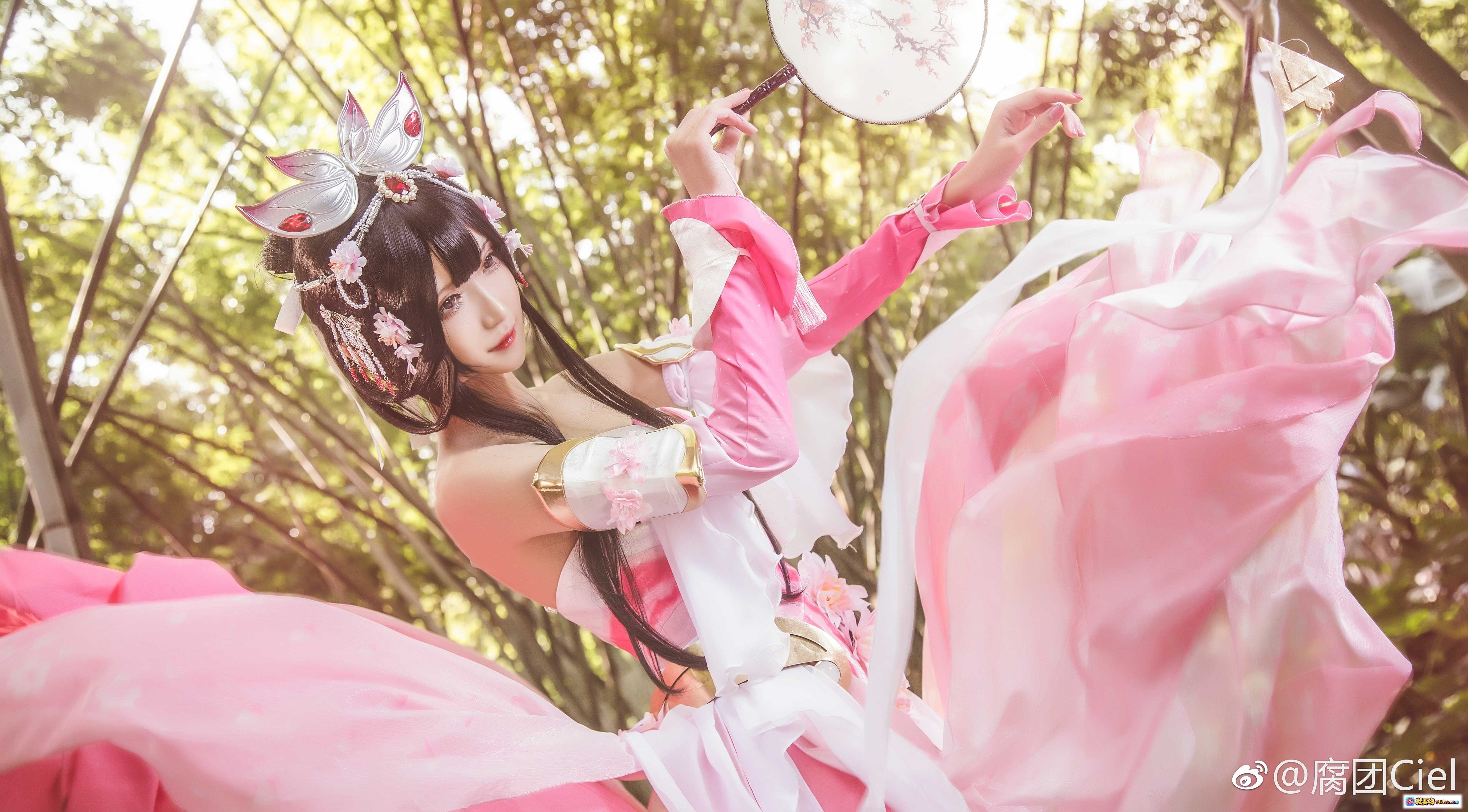 图片[5] - 腐团儿COS王者荣耀甄姬 粉色古风裙摆飘逸 持扇竹林写真 精致头饰唯美造型 - 就要吻