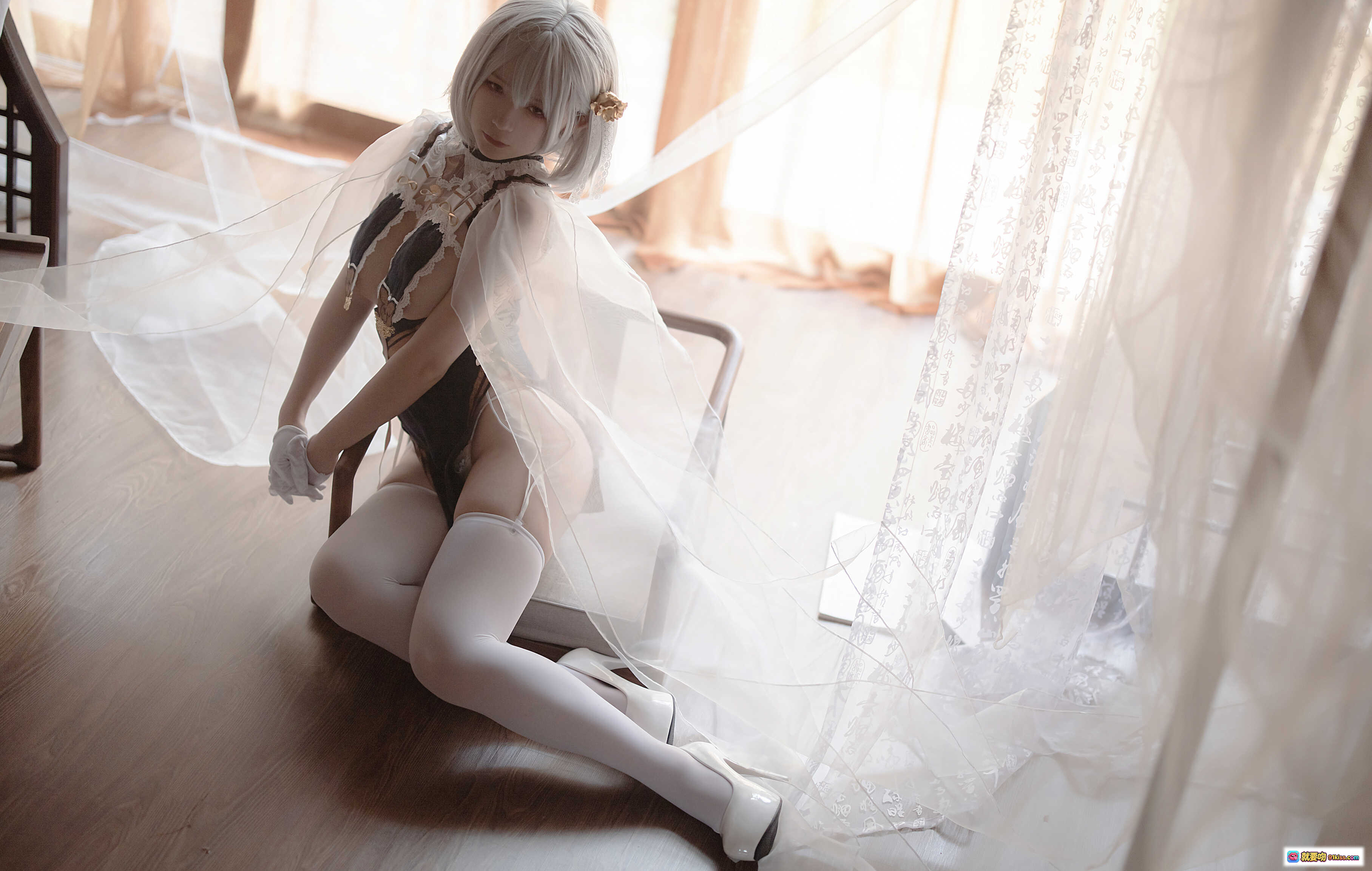 图片[4] - 樱落酱NO.014旗袍天狼星写真集｜蕾丝透视高开叉性感Cosplay｜白发少女优雅姿态20P高清图包 - 就要吻