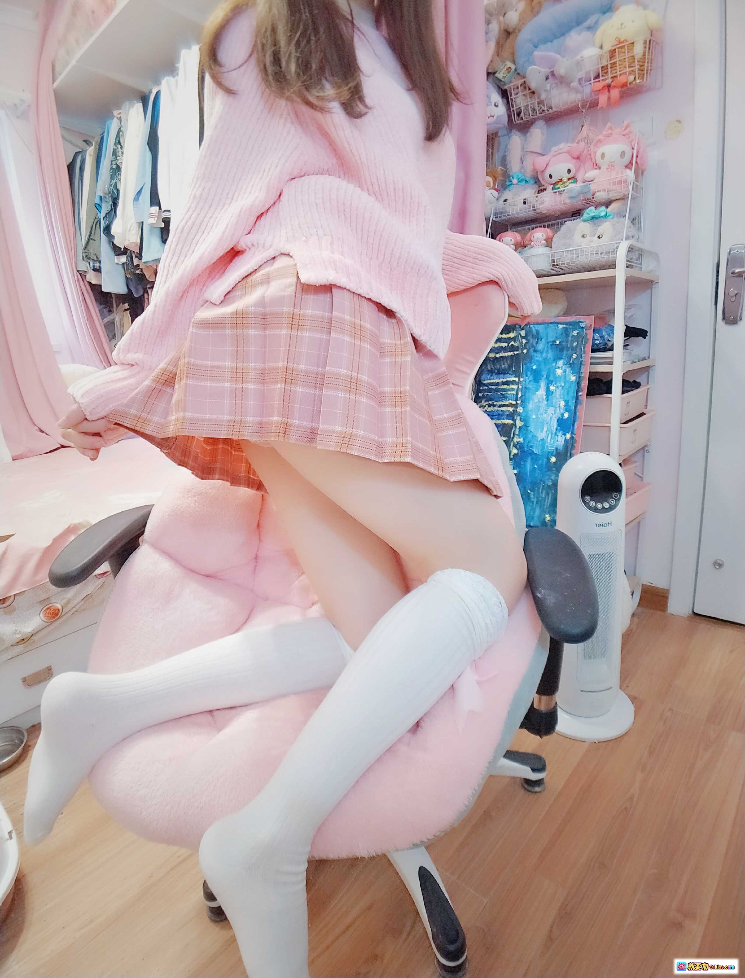 图片[3] - 古川NO.033特别私服写真｜粉色毛衣+格子短裙+蕾丝长袜+兔耳发饰甜美少女风穿搭 - 就要吻