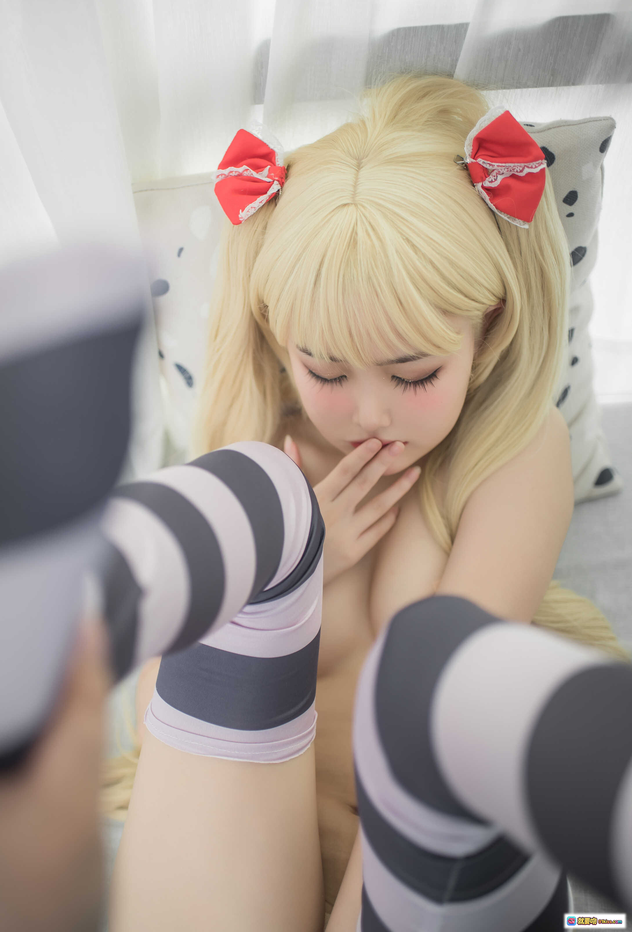 图片[6] - 爱丽酱cos写真39P270MB | 金发少女条纹袜床照 | 甜美性感私房摄影集 - 就要吻