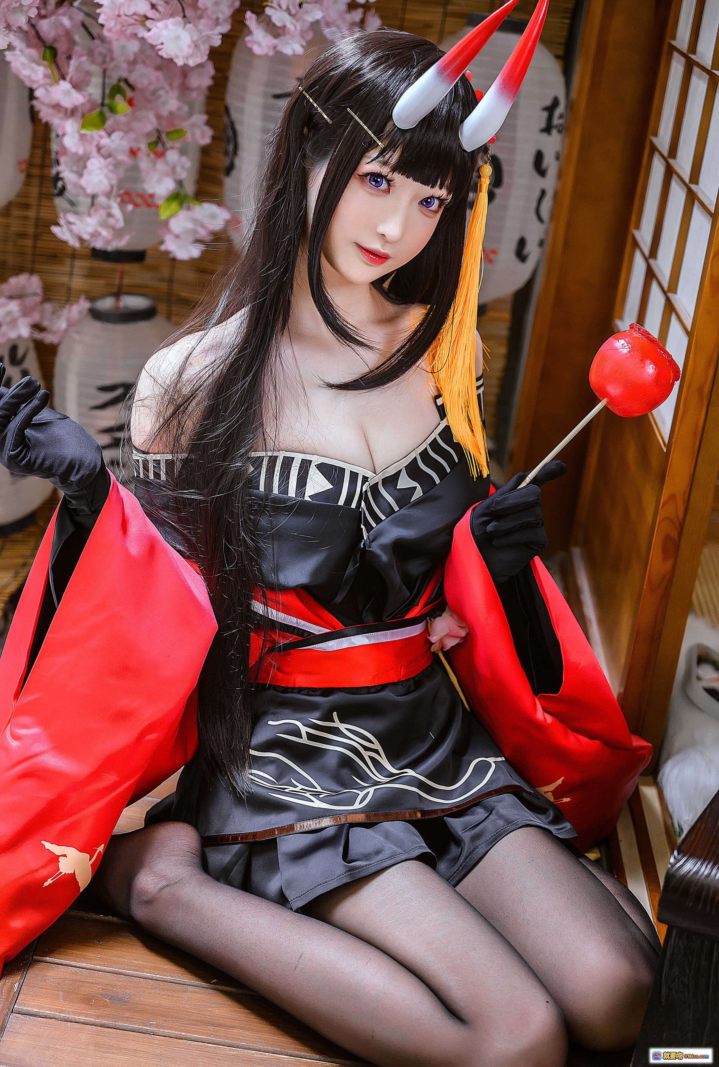 图片[10] - 南宫NO.010能代黑丝美腿写真｜日式和风榻榻米场景｜红衣刺绣细节｜优雅坐姿特写 - 就要吻