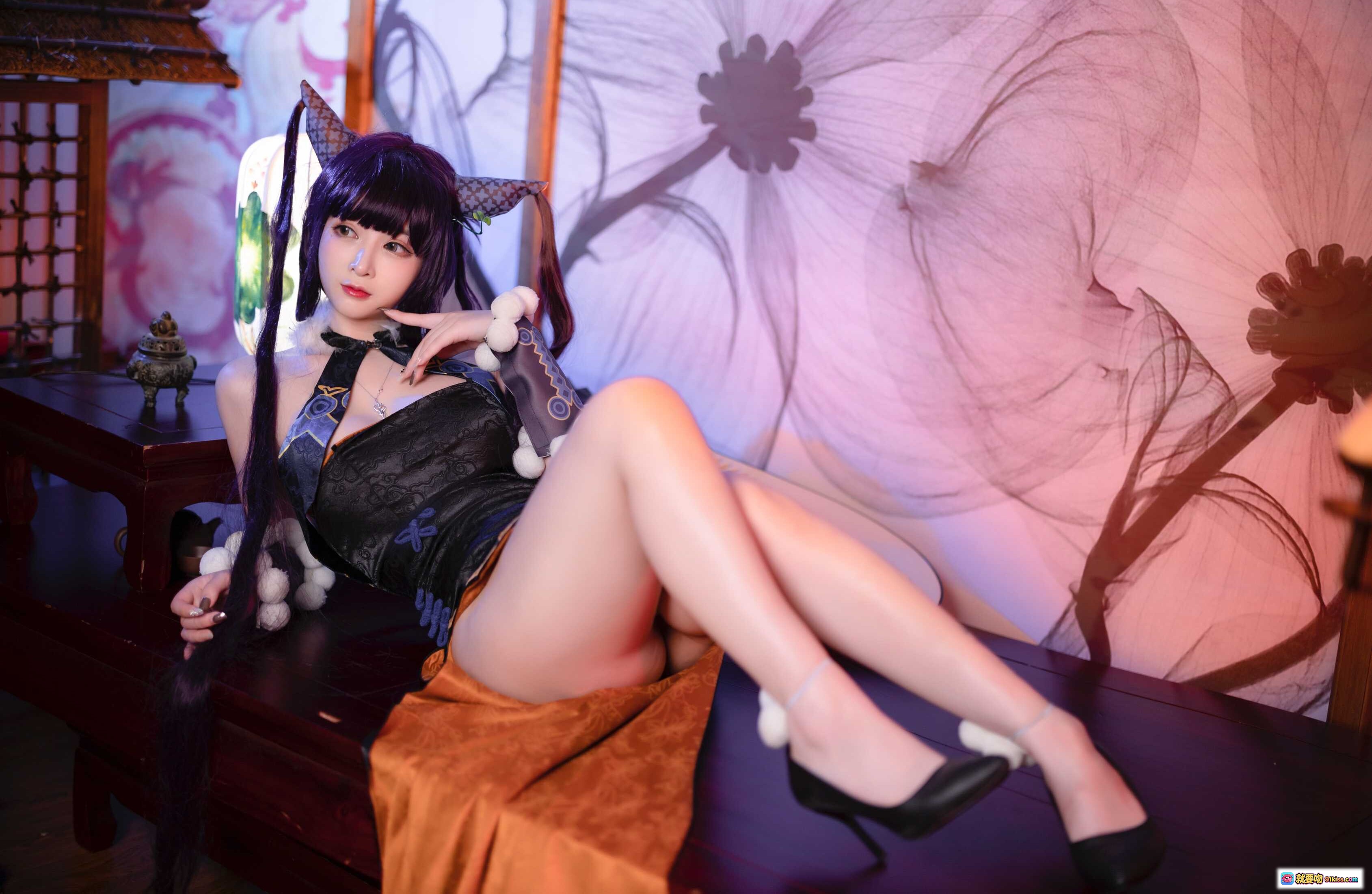 图片[9] - 叉子宝宝NO.011杨玉环cos写真｜黑蓝旗袍猫耳造型｜白绒球装饰｜古风美腿纹身｜室内和风背景拍摄 - 就要吻