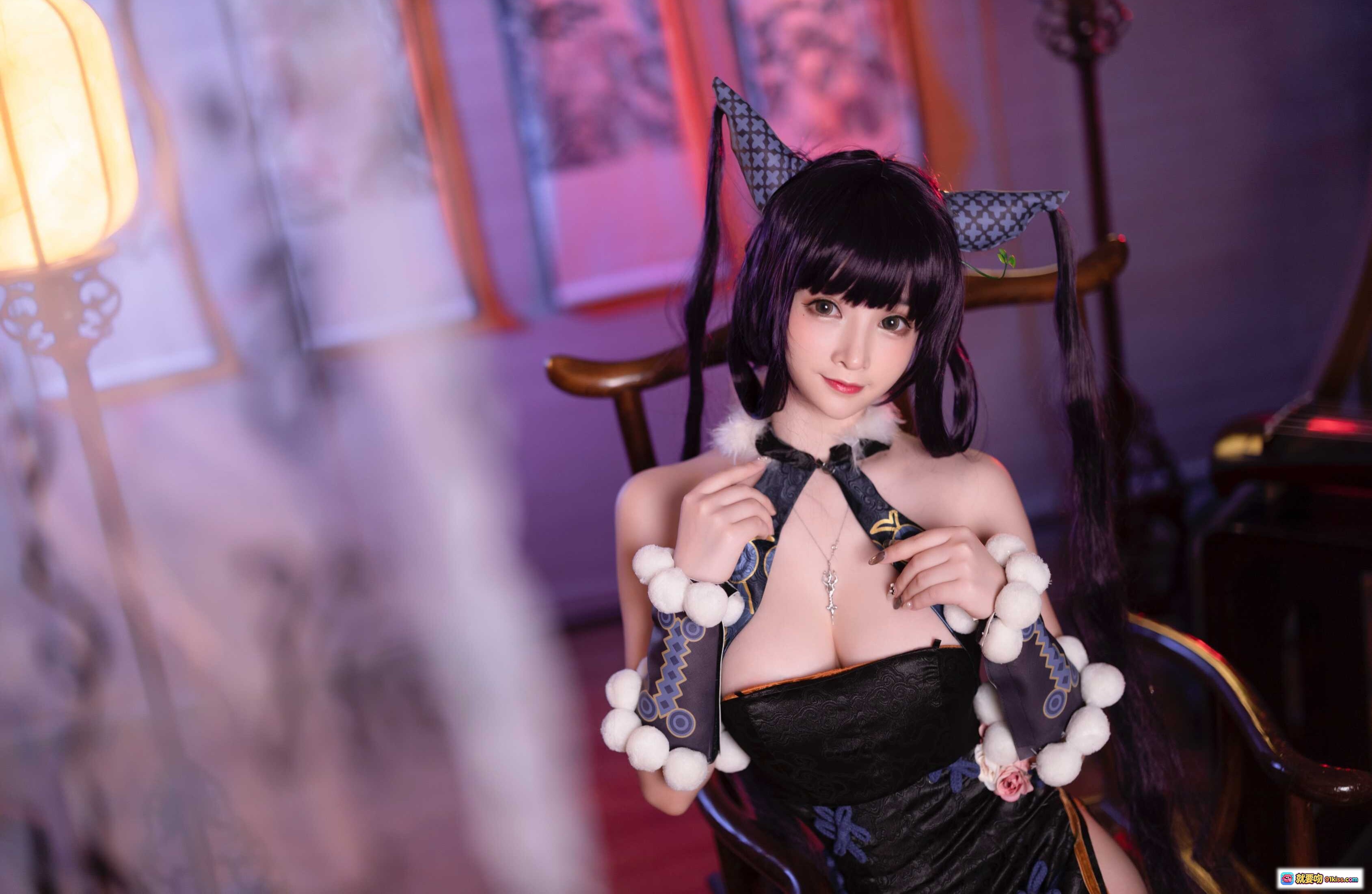 图片[5] - 叉子宝宝NO.011杨玉环cos写真｜黑蓝旗袍猫耳造型｜白绒球装饰｜古风美腿纹身｜室内和风背景拍摄 - 就要吻