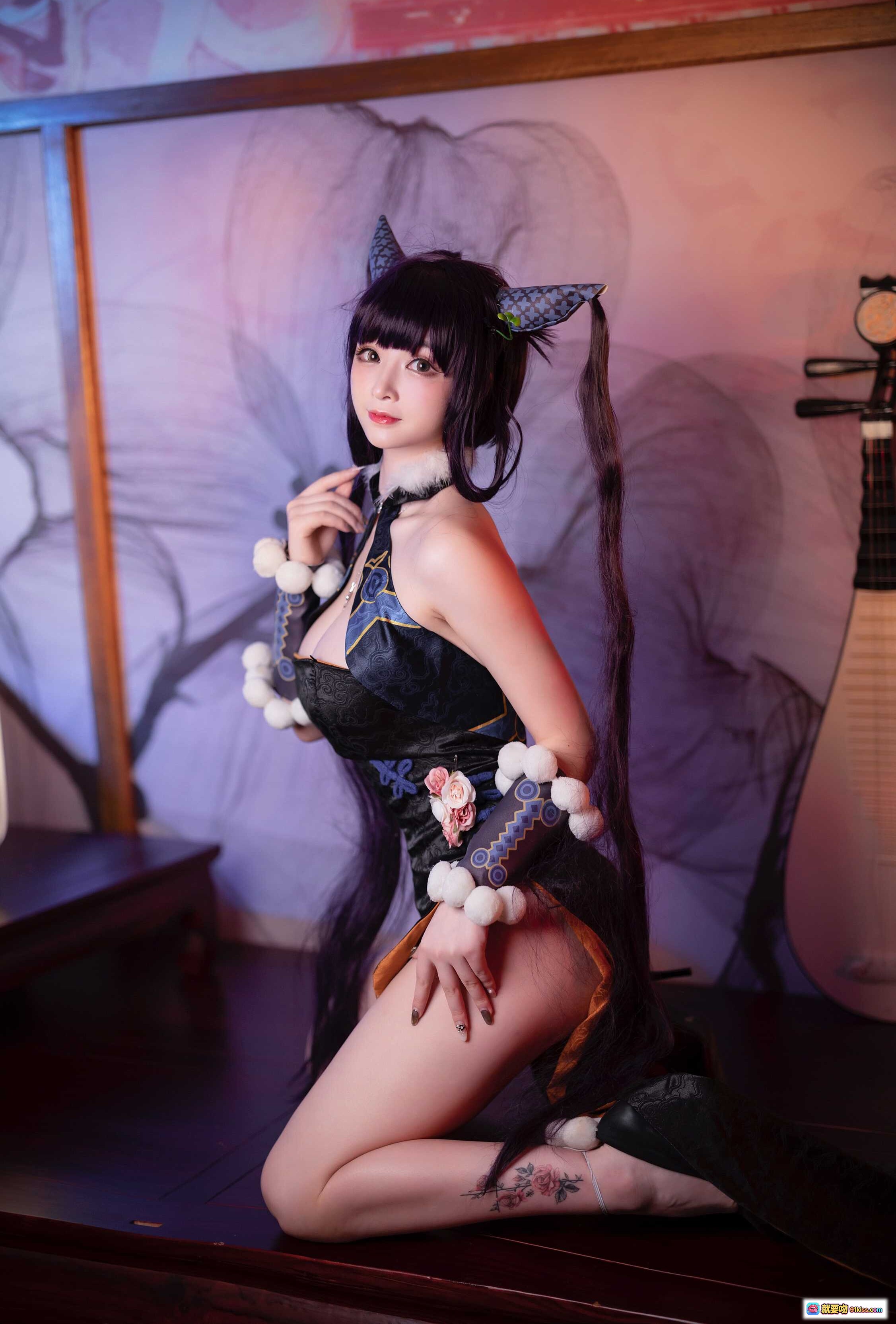 图片[1] - 叉子宝宝NO.011杨玉环cos写真｜黑蓝旗袍猫耳造型｜白绒球装饰｜古风美腿纹身｜室内和风背景拍摄 - 就要吻