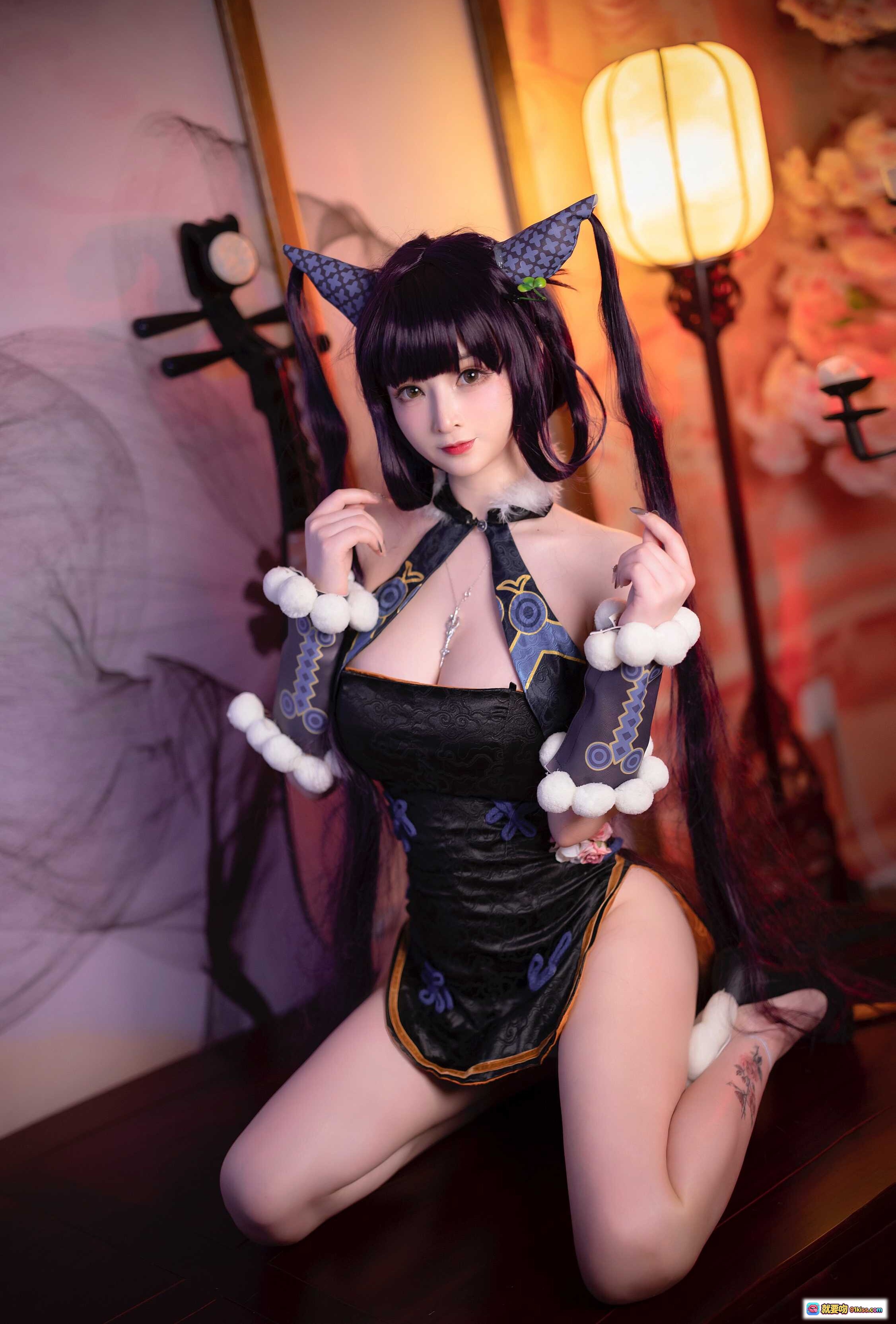 图片[6] - 叉子宝宝NO.011杨玉环cos写真｜黑蓝旗袍猫耳造型｜白绒球装饰｜古风美腿纹身｜室内和风背景拍摄 - 就要吻