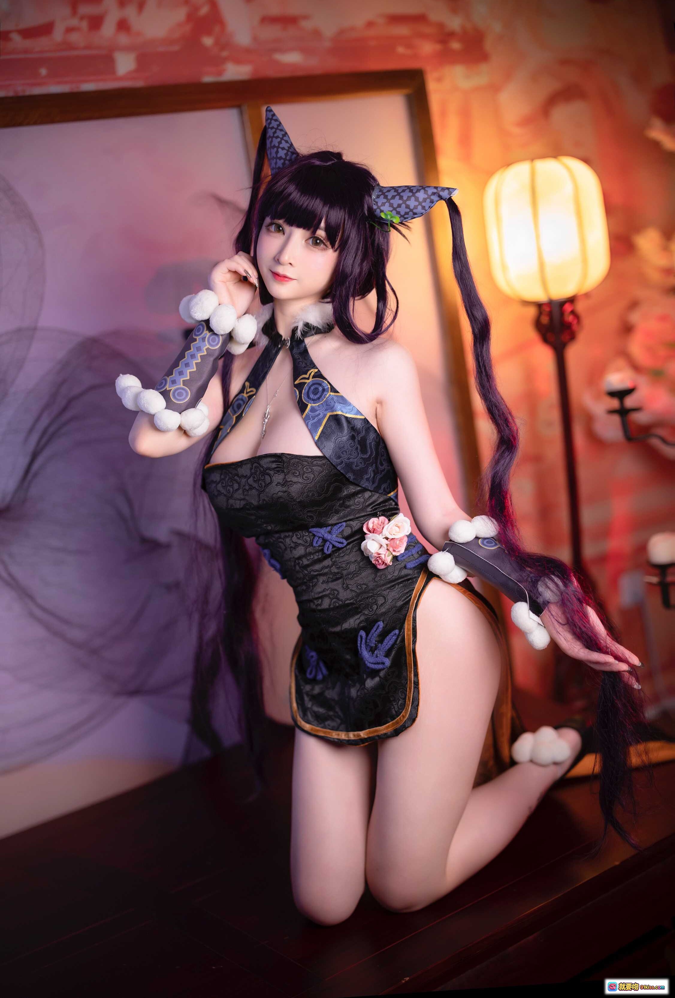 图片[8] - 叉子宝宝NO.011杨玉环cos写真｜黑蓝旗袍猫耳造型｜白绒球装饰｜古风美腿纹身｜室内和风背景拍摄 - 就要吻