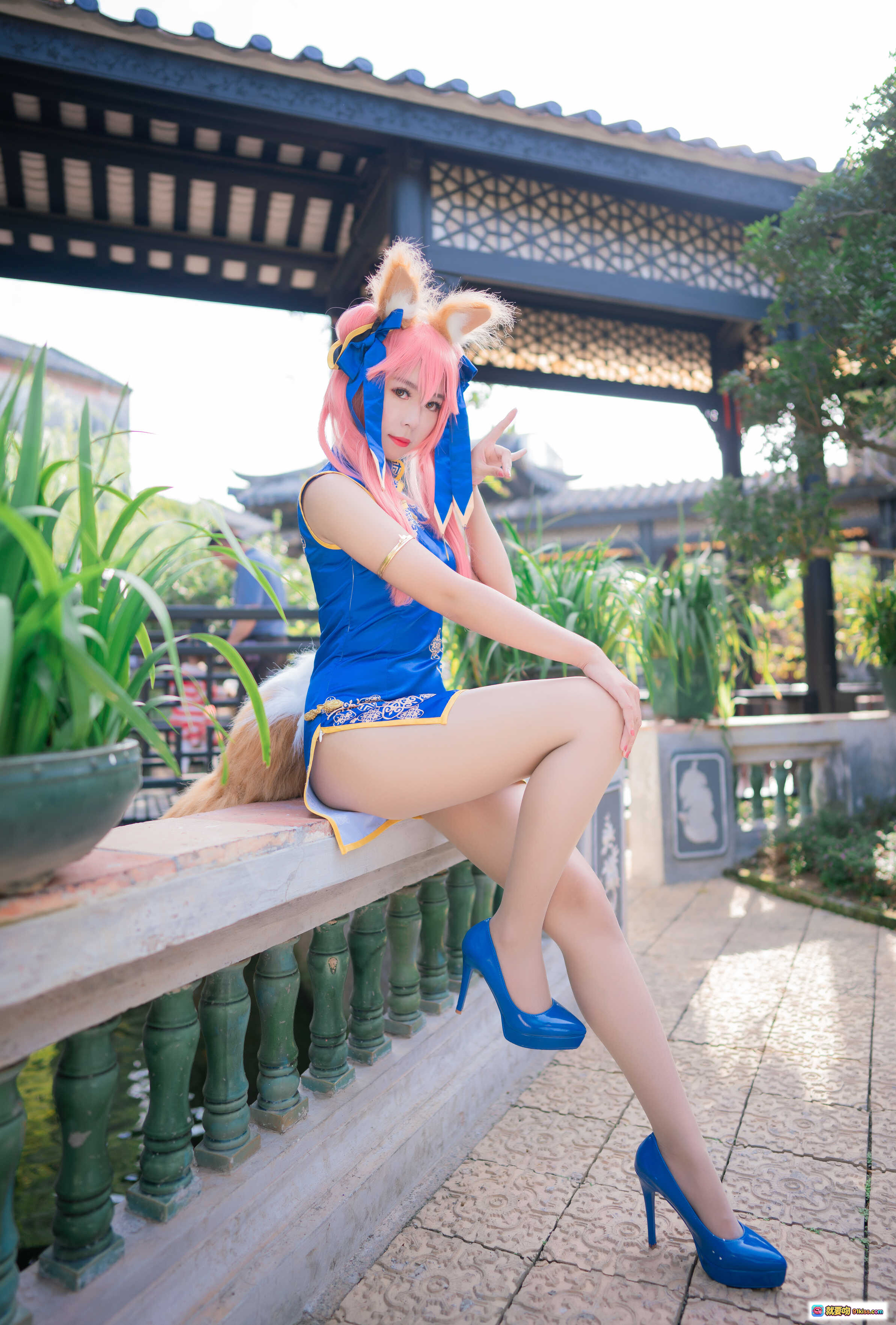图片[1] - 玉藻前旗袍Cosplay写真 | 粉发狐耳蓝裙高跟 | 古风庭院美腿坐姿 | Money冷冷NO.006精选17P - 就要吻