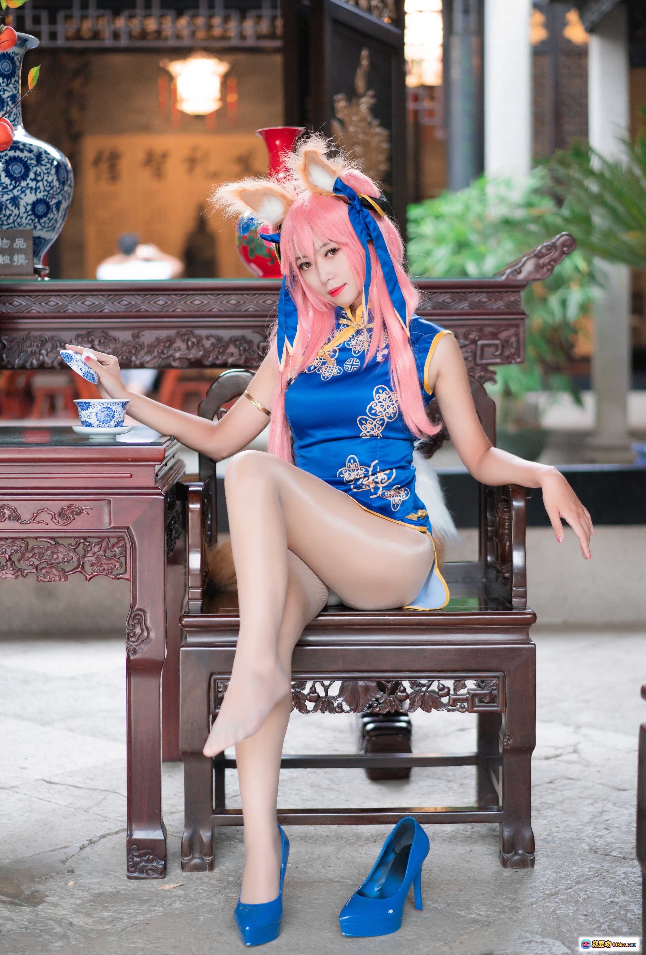 图片[3] - 玉藻前旗袍Cosplay写真 | 粉发狐耳蓝裙高跟 | 古风庭院美腿坐姿 | Money冷冷NO.006精选17P - 就要吻