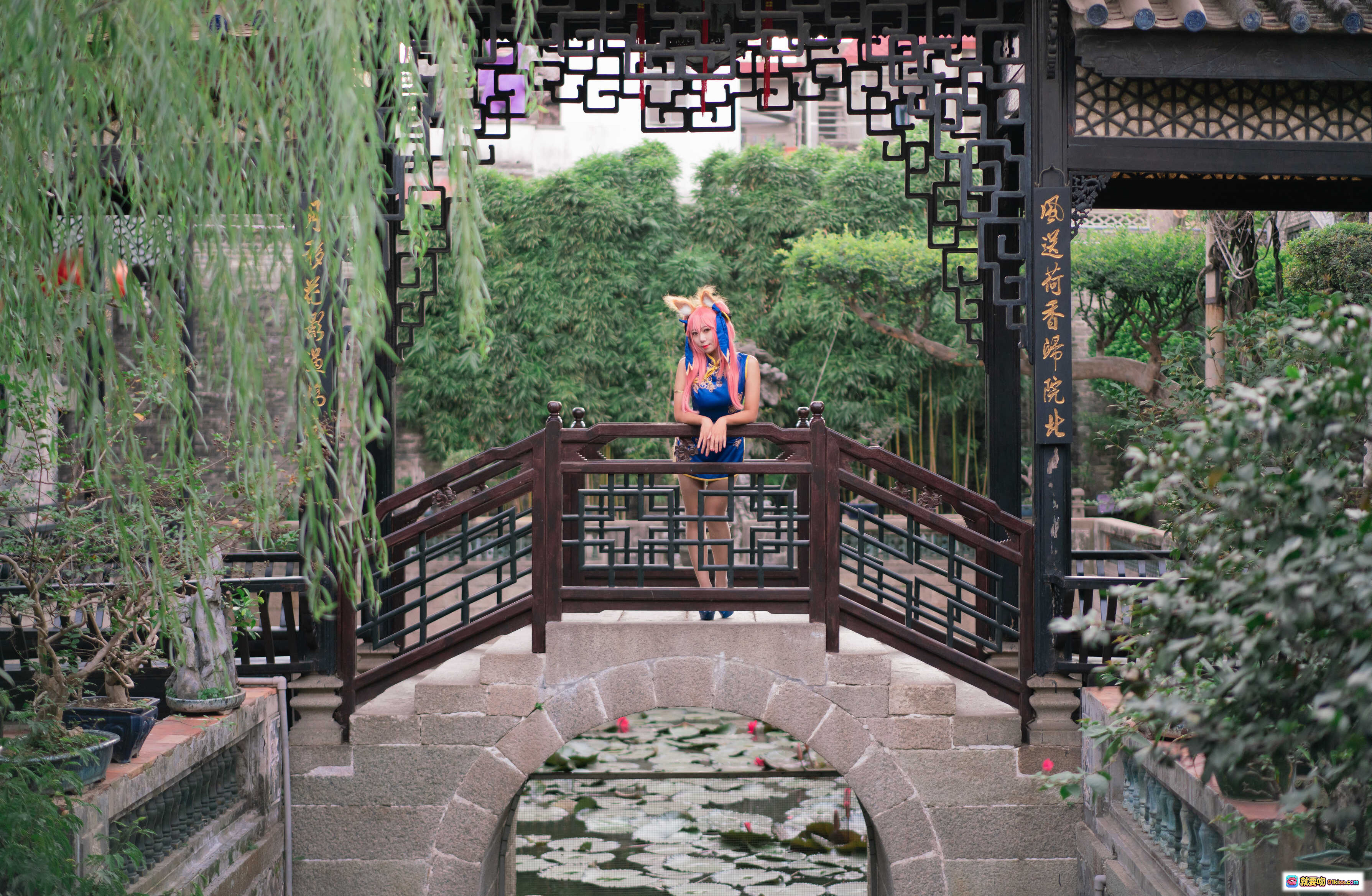 图片[10] - 玉藻前旗袍Cosplay写真 | 粉发狐耳蓝裙高跟 | 古风庭院美腿坐姿 | Money冷冷NO.006精选17P - 就要吻