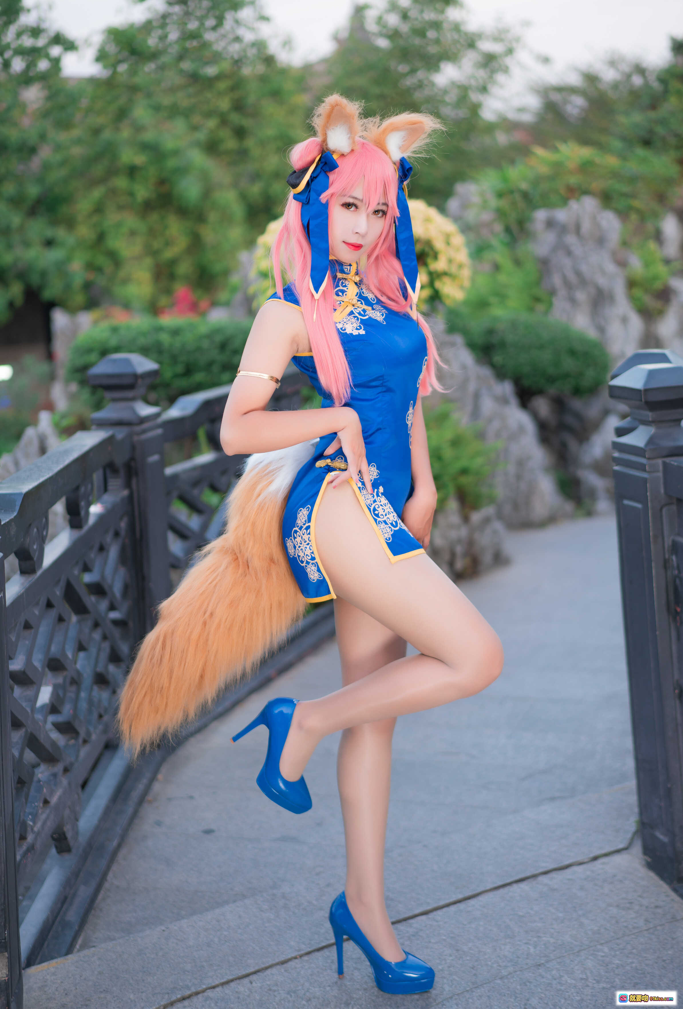 图片[7] - 玉藻前旗袍Cosplay写真 | 粉发狐耳蓝裙高跟 | 古风庭院美腿坐姿 | Money冷冷NO.006精选17P - 就要吻