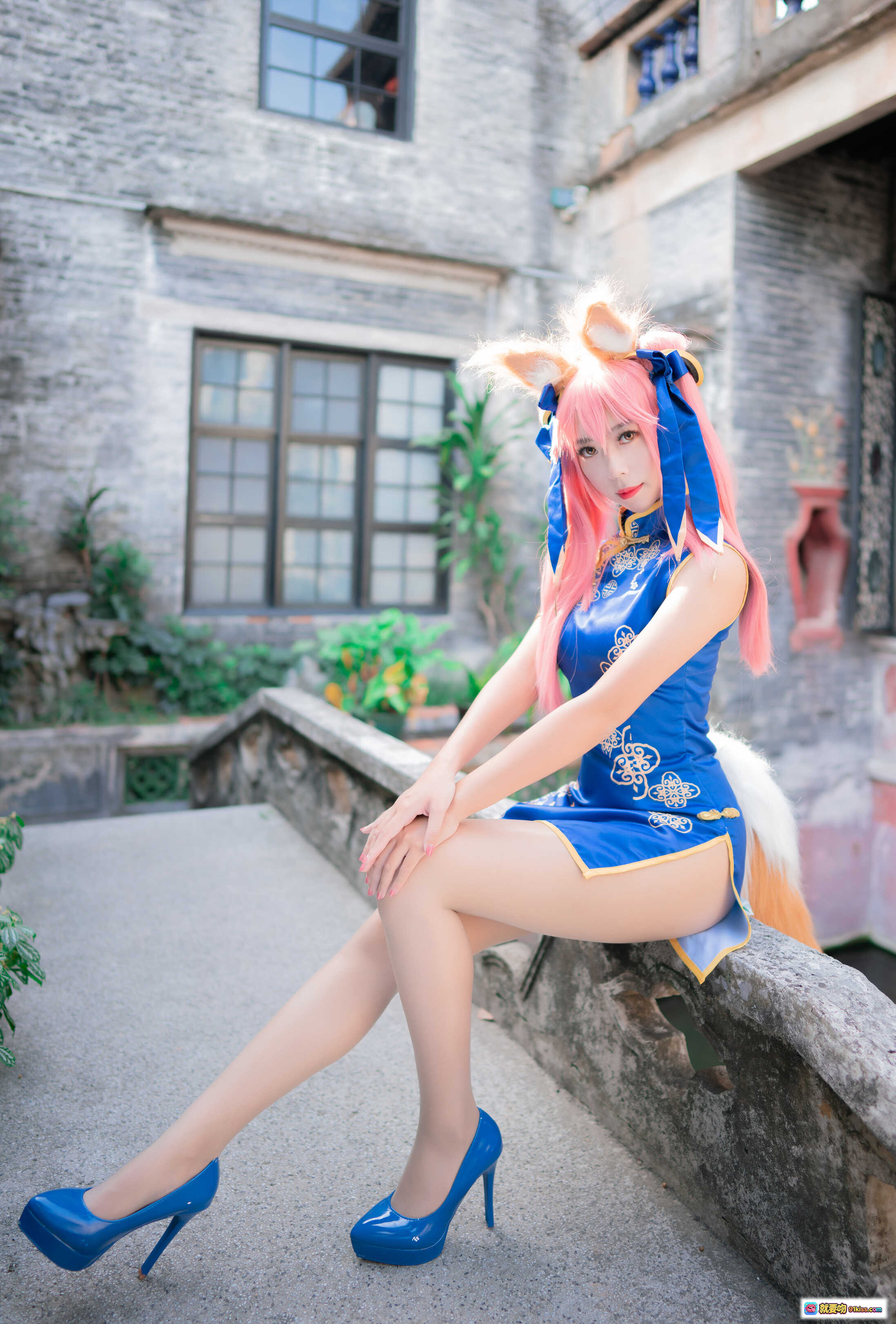 图片[5] - 玉藻前旗袍Cosplay写真 | 粉发狐耳蓝裙高跟 | 古风庭院美腿坐姿 | Money冷冷NO.006精选17P - 就要吻