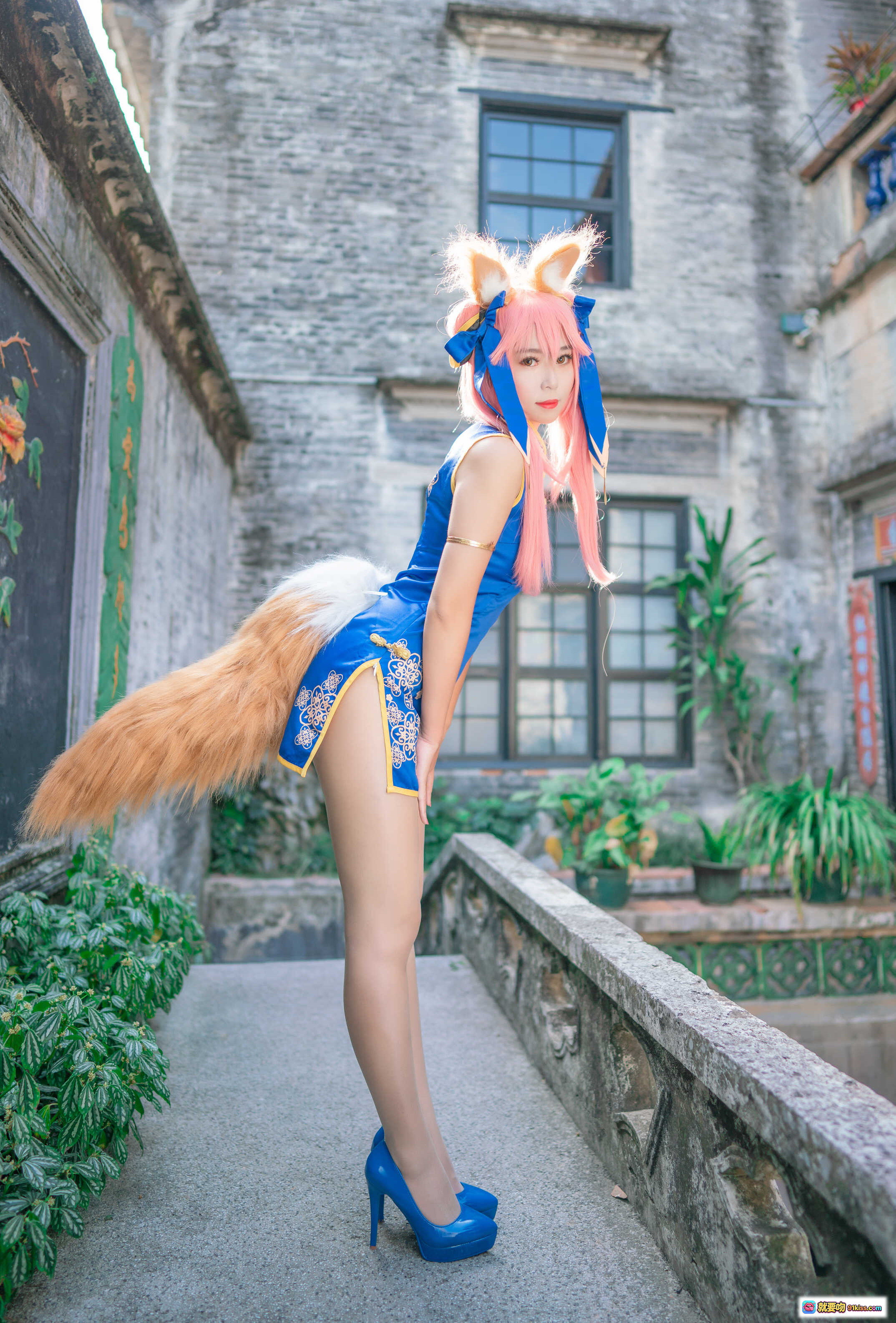 图片[6] - 玉藻前旗袍Cosplay写真 | 粉发狐耳蓝裙高跟 | 古风庭院美腿坐姿 | Money冷冷NO.006精选17P - 就要吻
