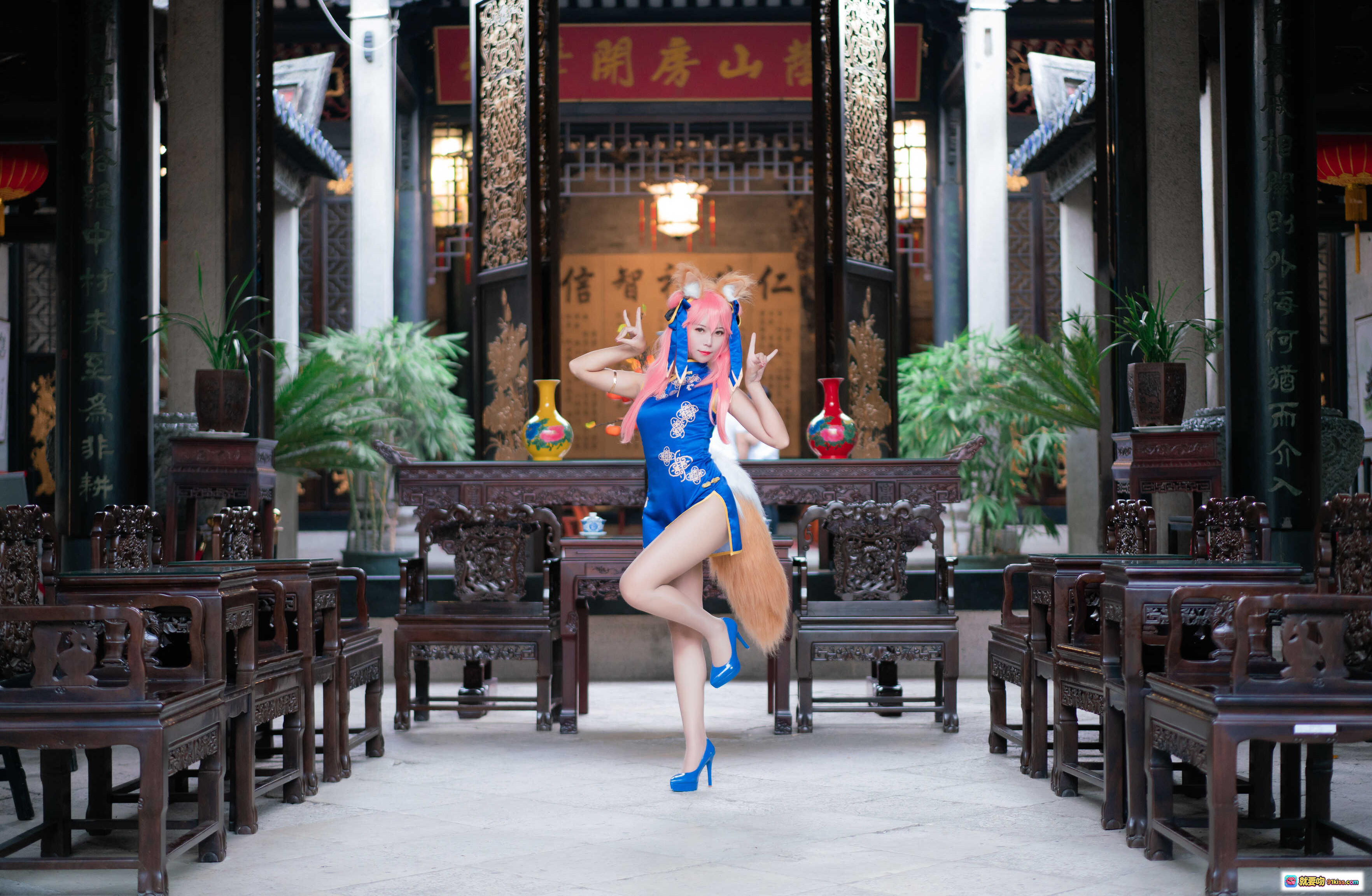 图片[9] - 玉藻前旗袍Cosplay写真 | 粉发狐耳蓝裙高跟 | 古风庭院美腿坐姿 | Money冷冷NO.006精选17P - 就要吻
