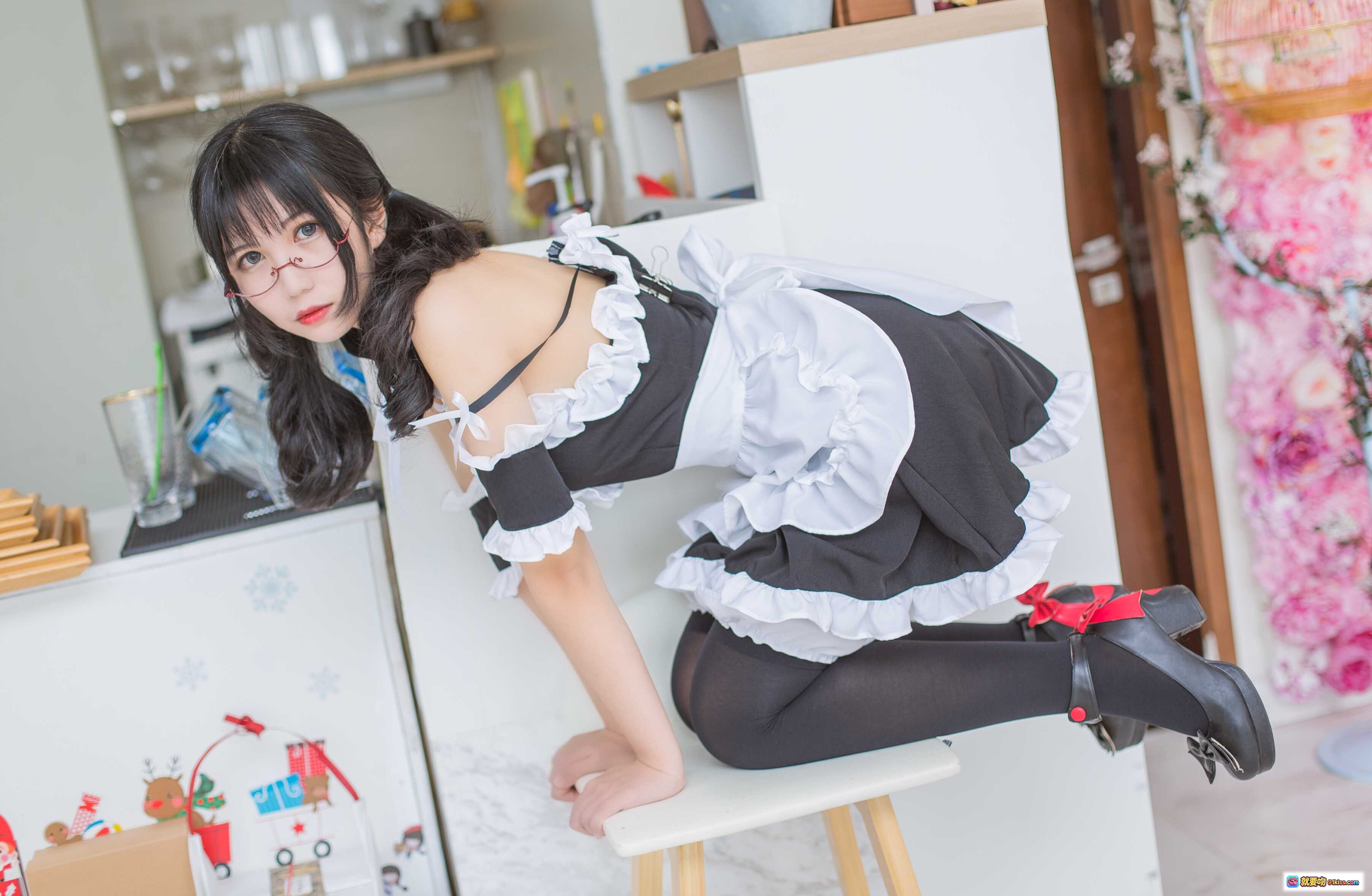 图片[4] - 逐月SU女仆装写真｜黑丝白边蕾丝袜｜跪姿美腿特写｜室内日系风格｜66P高清图集 - 就要吻