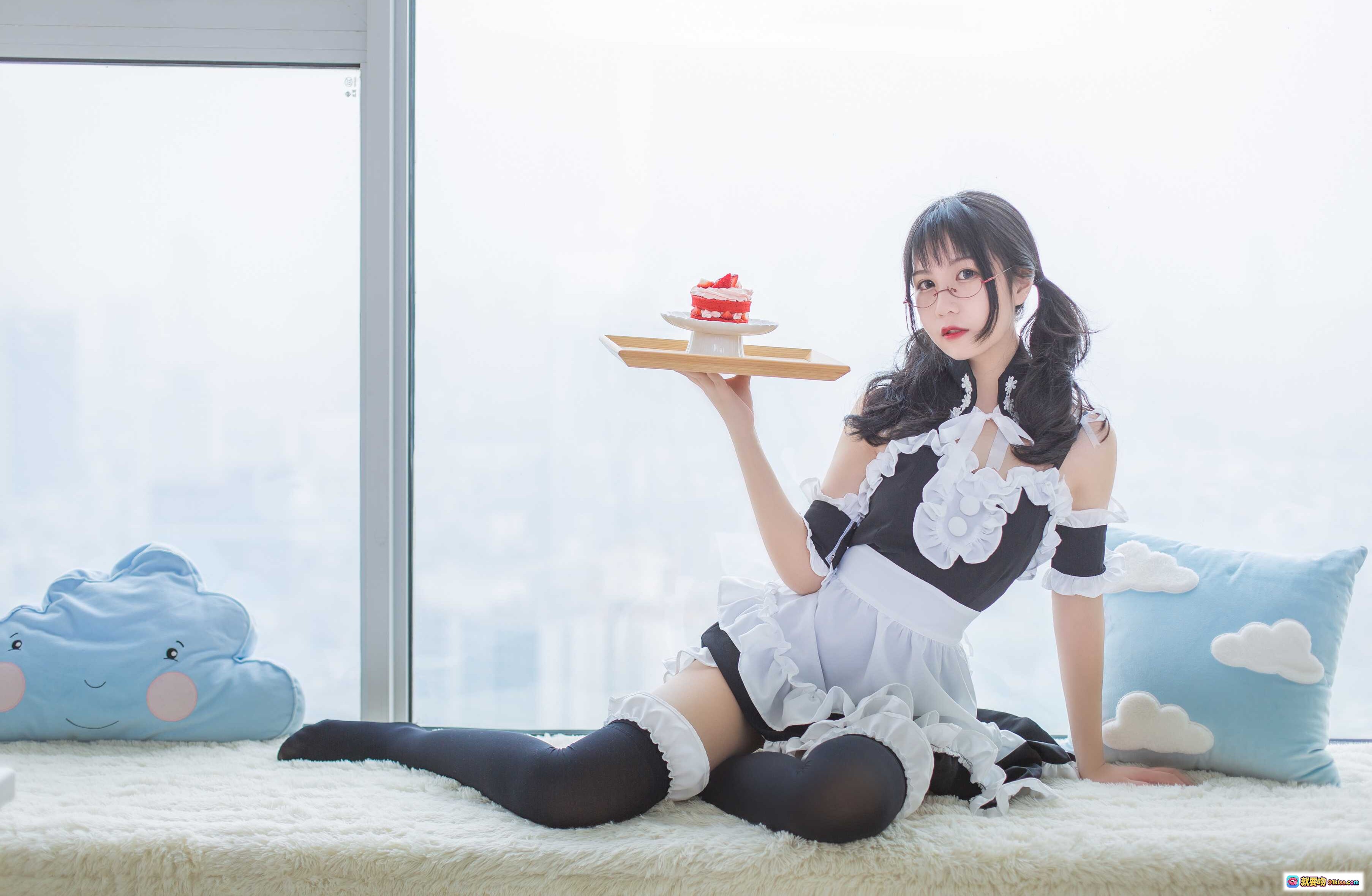 图片[9] - 逐月SU女仆装写真｜黑丝白边蕾丝袜｜跪姿美腿特写｜室内日系风格｜66P高清图集 - 就要吻