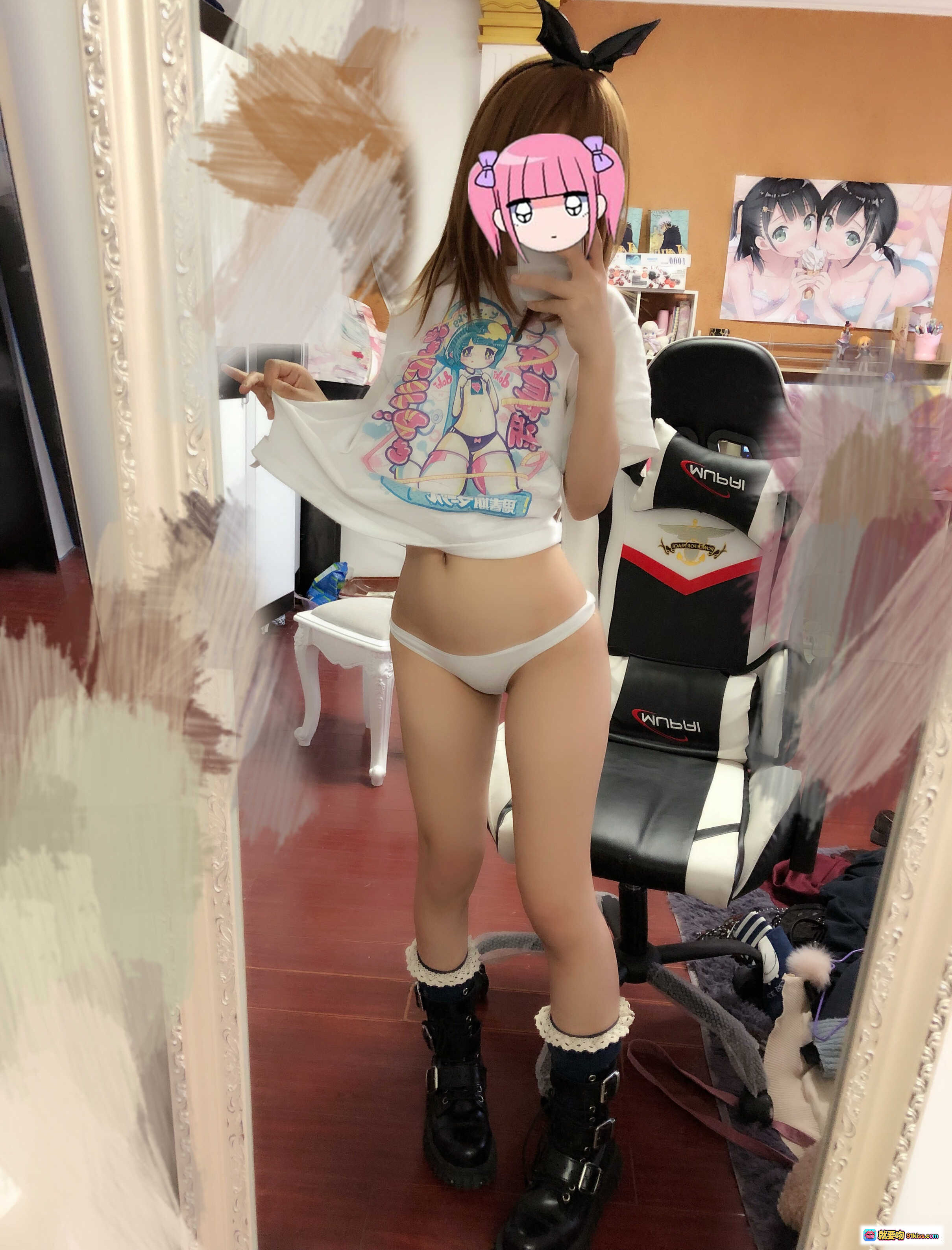 图片[1] - 摇摇乐yoyo NO.003 魔法少女上卷 46P 104MB 二次元cosplay 白色T恤蕾丝袜黑靴 镜前自拍 宅系房间装饰 - 就要吻