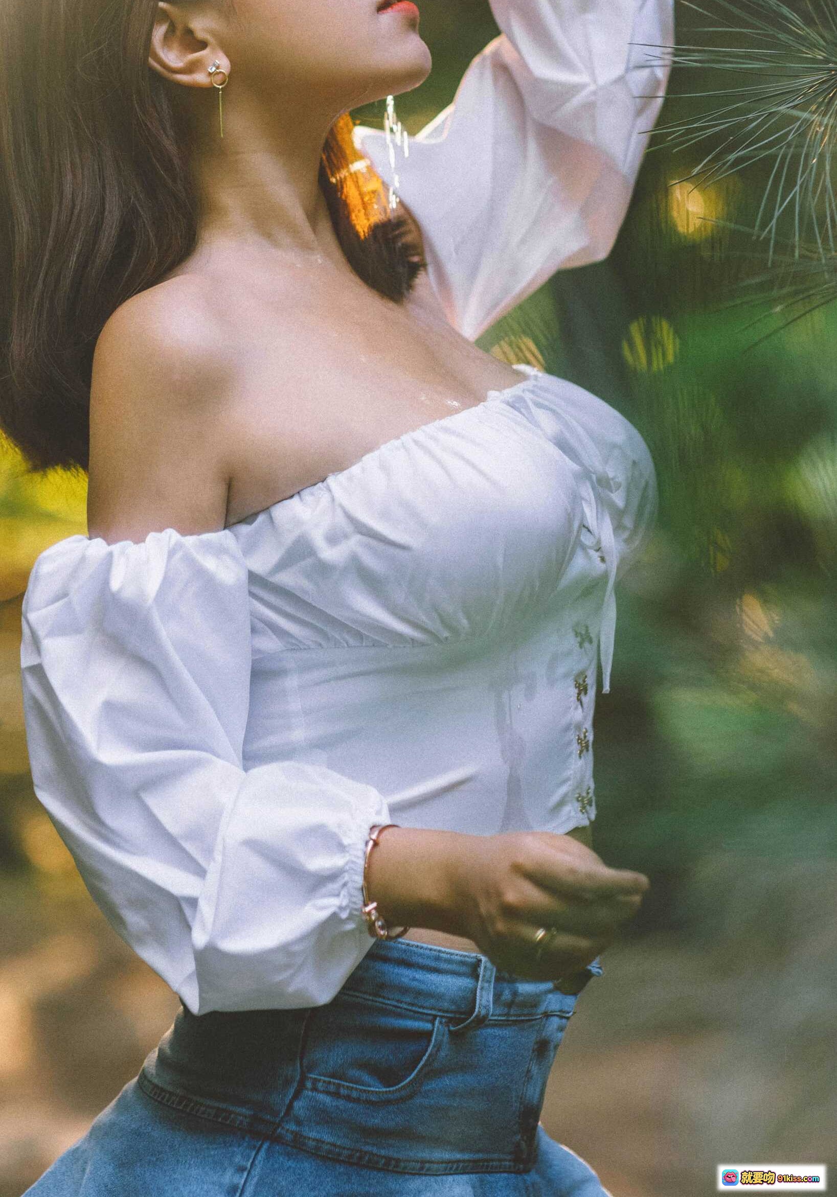 图片[5] - 穆零Mu0 NO.12 森系写真｜阳光侧颜闭眼少女｜白色露肩上衣草地躺拍｜自然光氛围感人像摄影 - 就要吻