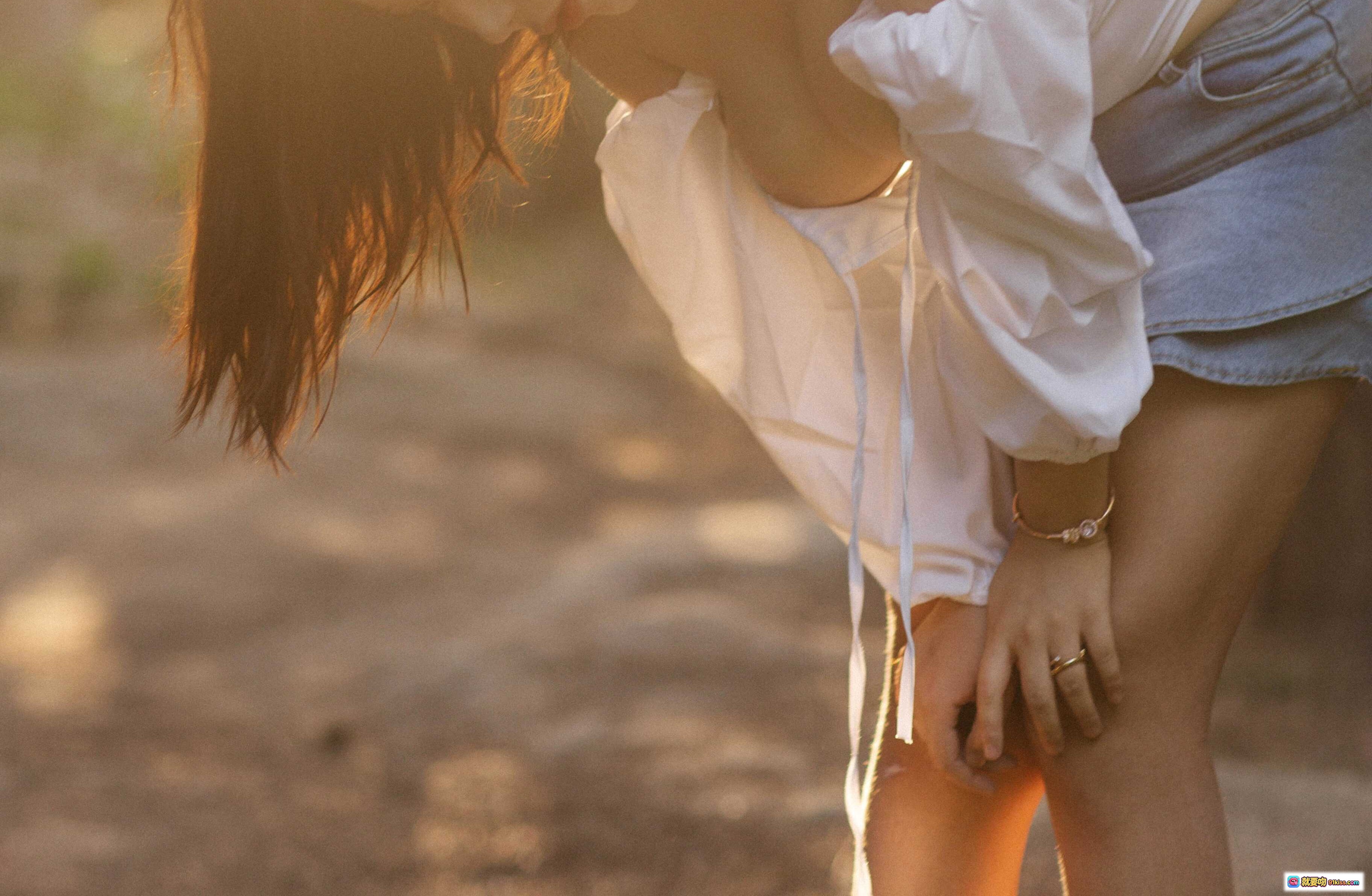 图片[3] - 穆零Mu0 NO.12 森系写真｜阳光侧颜闭眼少女｜白色露肩上衣草地躺拍｜自然光氛围感人像摄影 - 就要吻