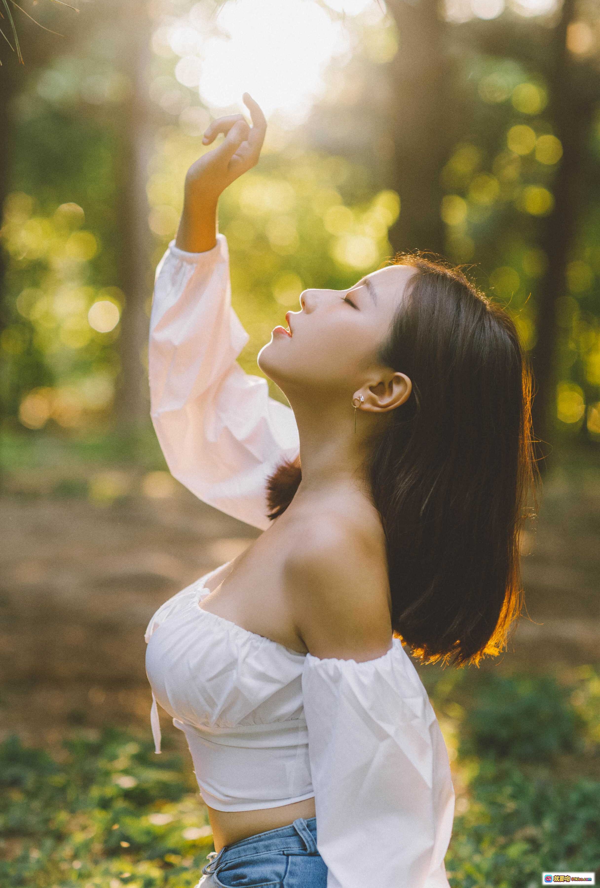 图片[2] - 穆零Mu0 NO.12 森系写真｜阳光侧颜闭眼少女｜白色露肩上衣草地躺拍｜自然光氛围感人像摄影 - 就要吻