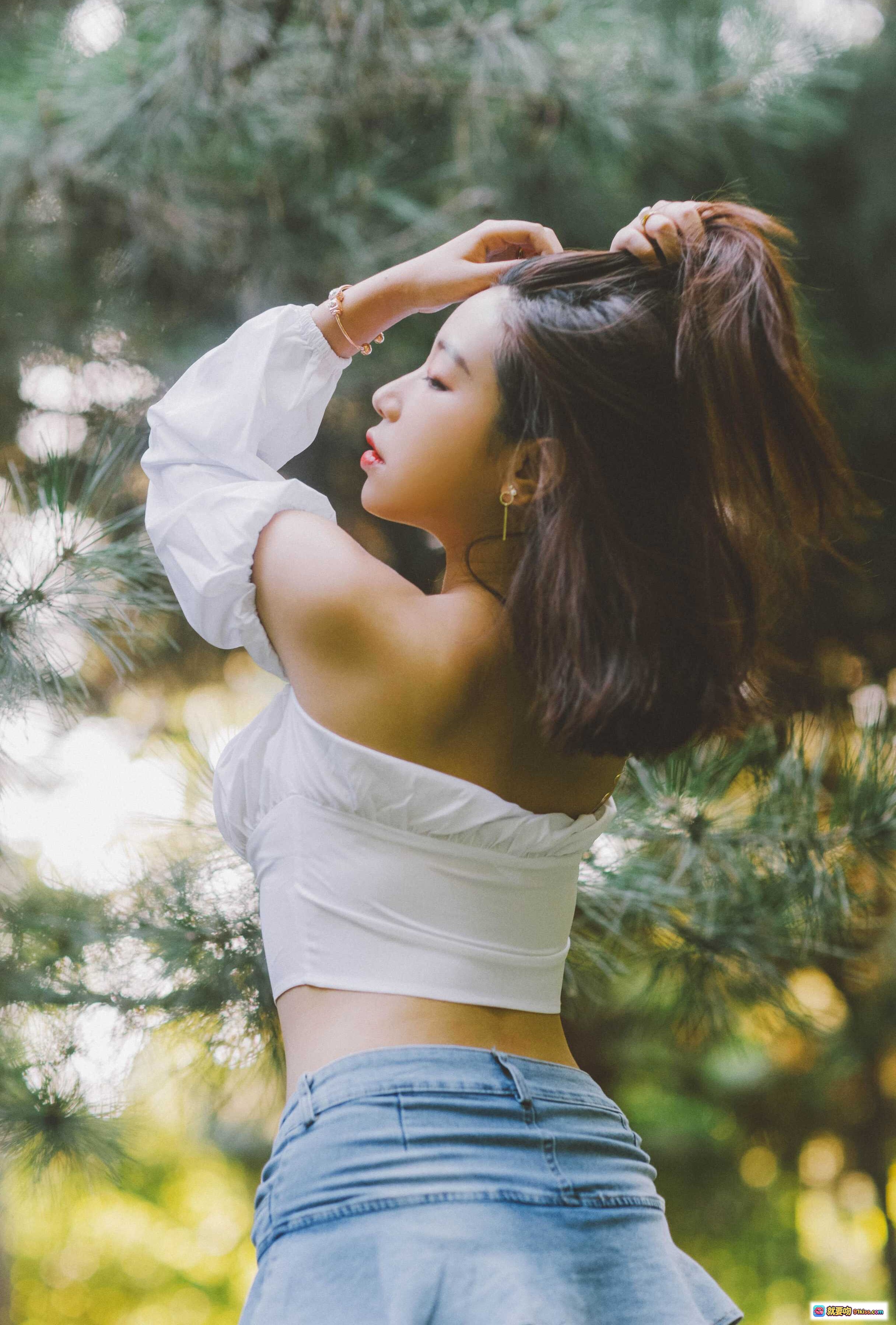 图片[8] - 穆零Mu0 NO.12 森系写真｜阳光侧颜闭眼少女｜白色露肩上衣草地躺拍｜自然光氛围感人像摄影 - 就要吻
