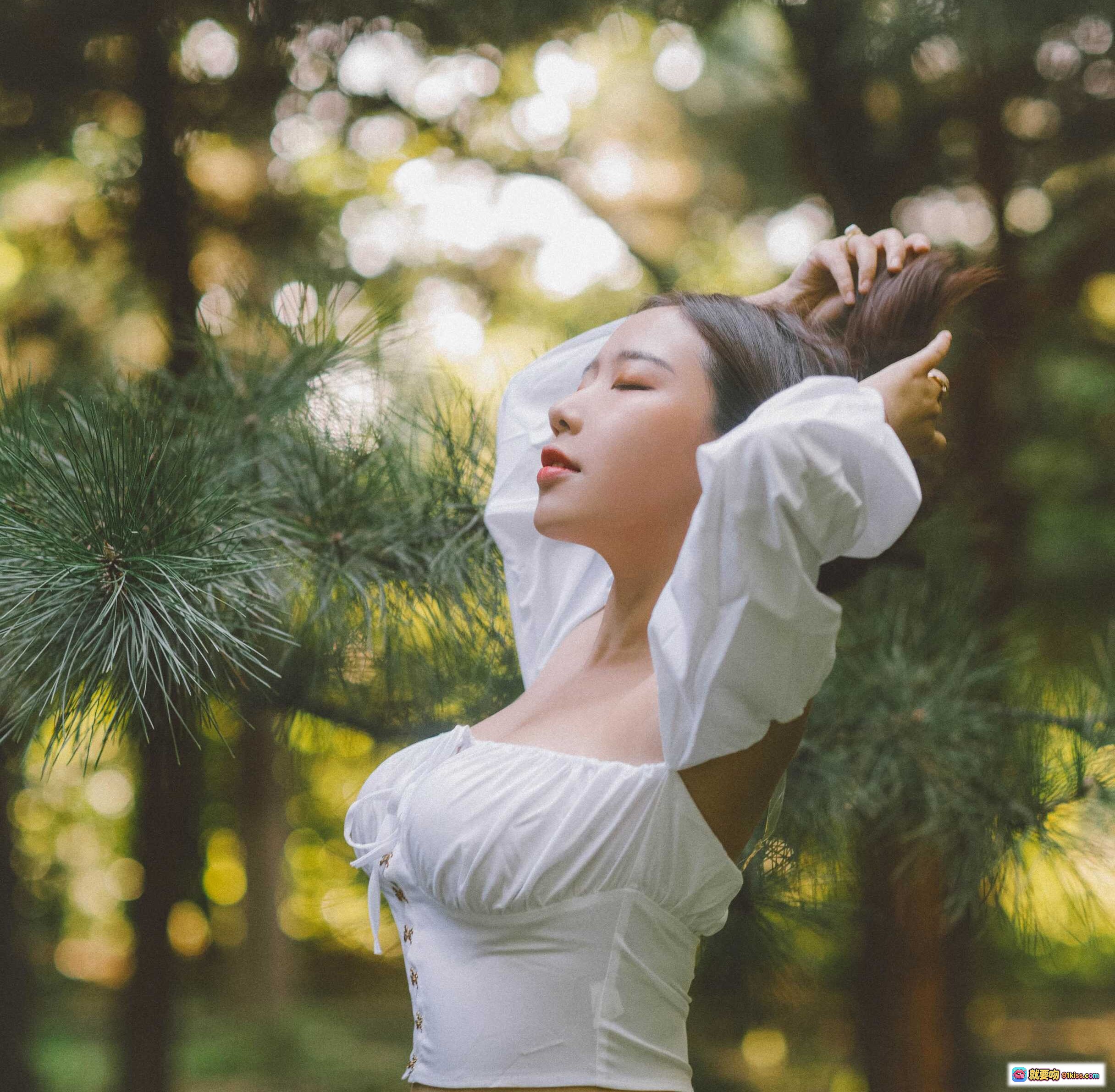 图片[10] - 穆零Mu0 NO.12 森系写真｜阳光侧颜闭眼少女｜白色露肩上衣草地躺拍｜自然光氛围感人像摄影 - 就要吻
