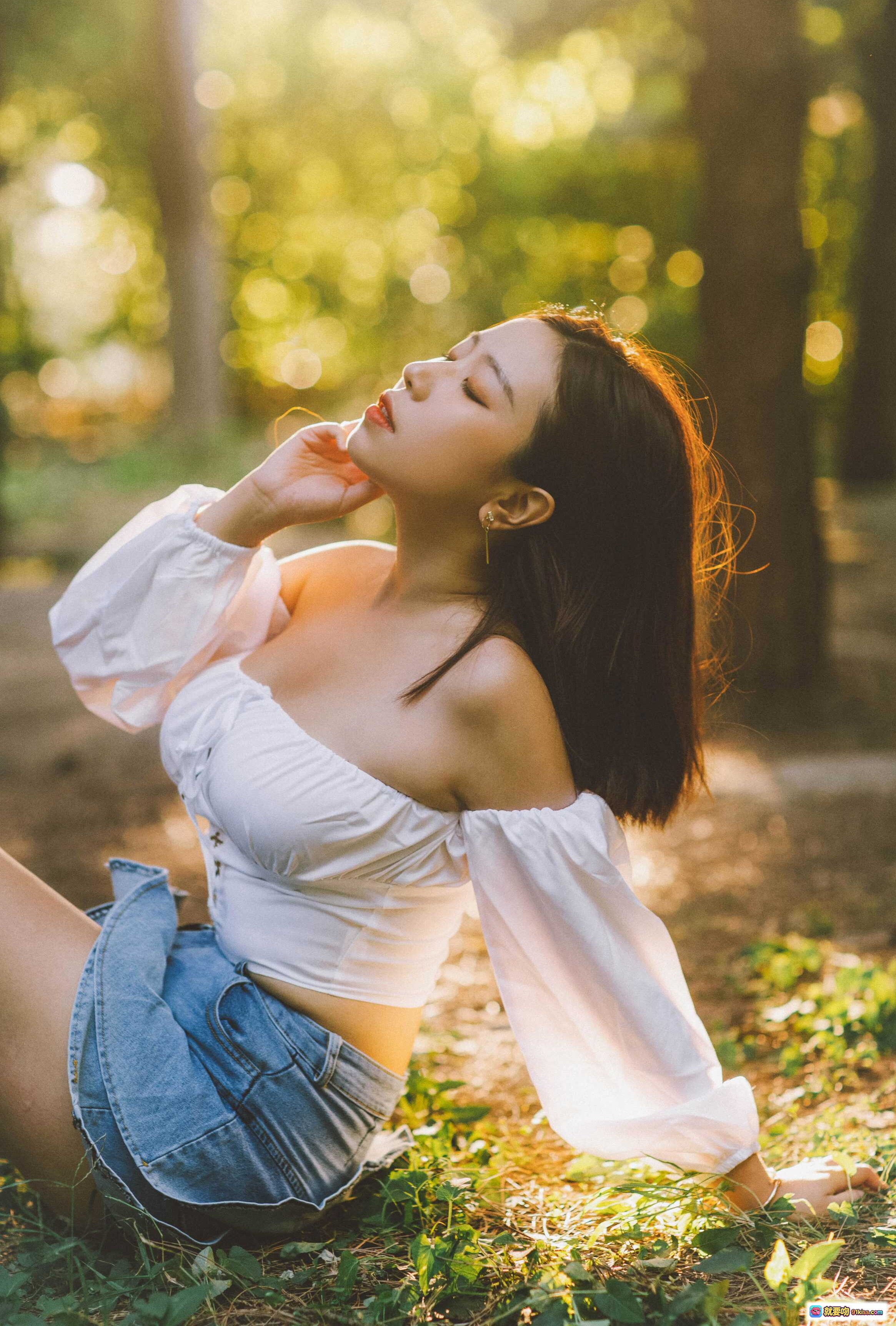 图片[7] - 穆零Mu0 NO.12 森系写真｜阳光侧颜闭眼少女｜白色露肩上衣草地躺拍｜自然光氛围感人像摄影 - 就要吻