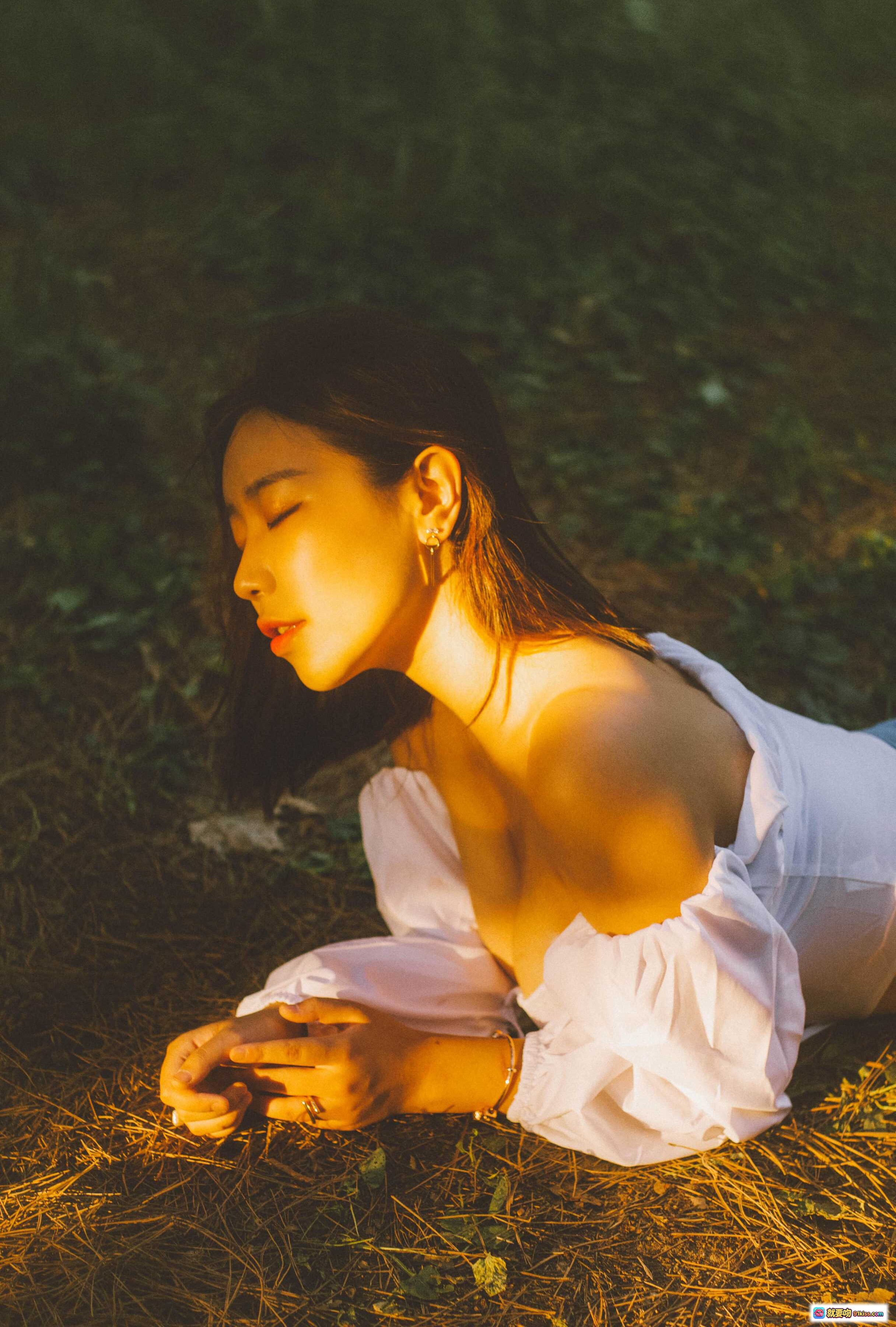 穆零Mu0 NO.12 森系写真｜阳光侧颜闭眼少女｜白色露肩上衣草地躺拍｜自然光氛围感人像摄影 - 就要吻
