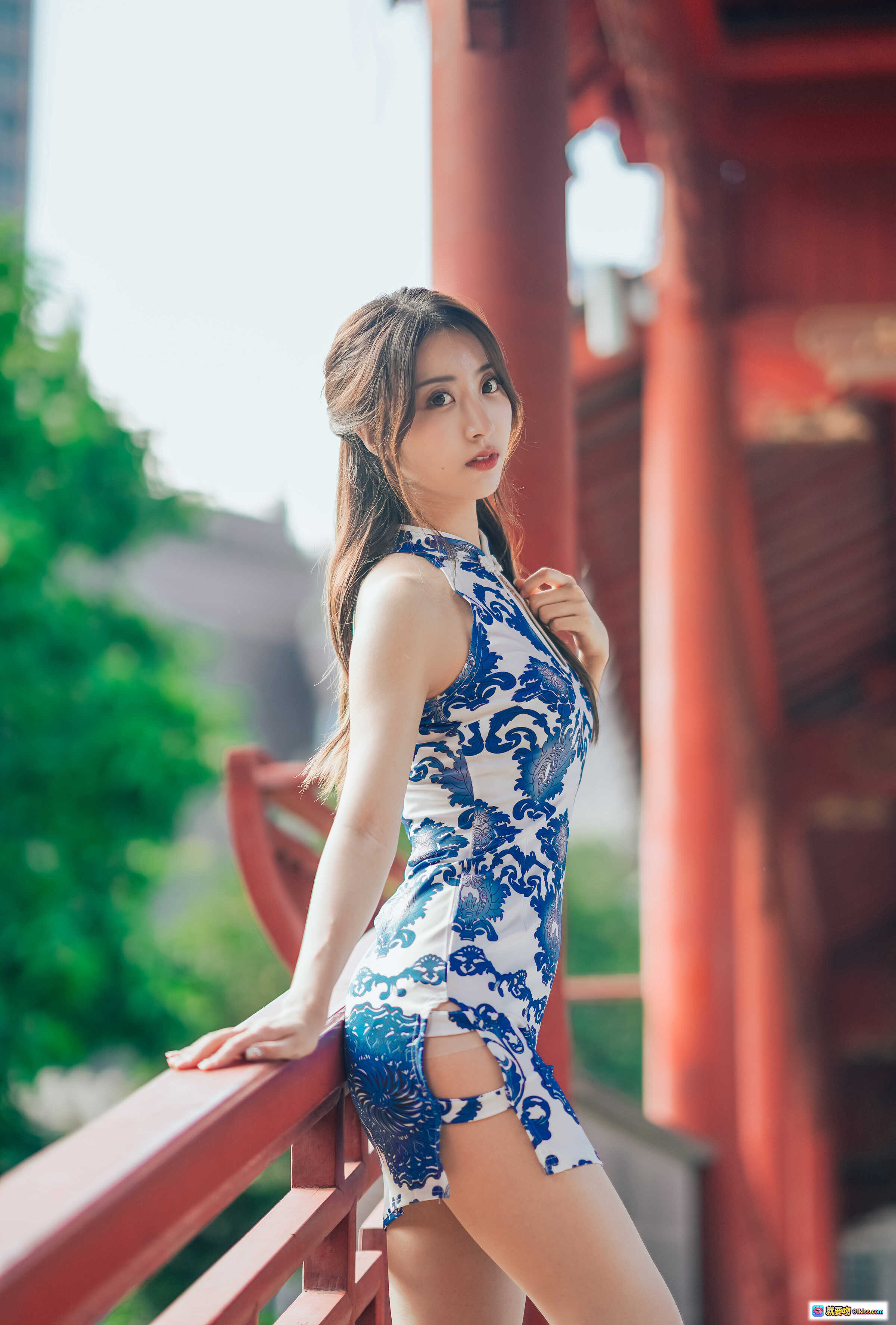 图片[10] - 黑川NO.056青花旗袍写真｜古典优雅少女风｜蓝白花纹修身设计｜户外红栏绿景人像摄影 - 就要吻