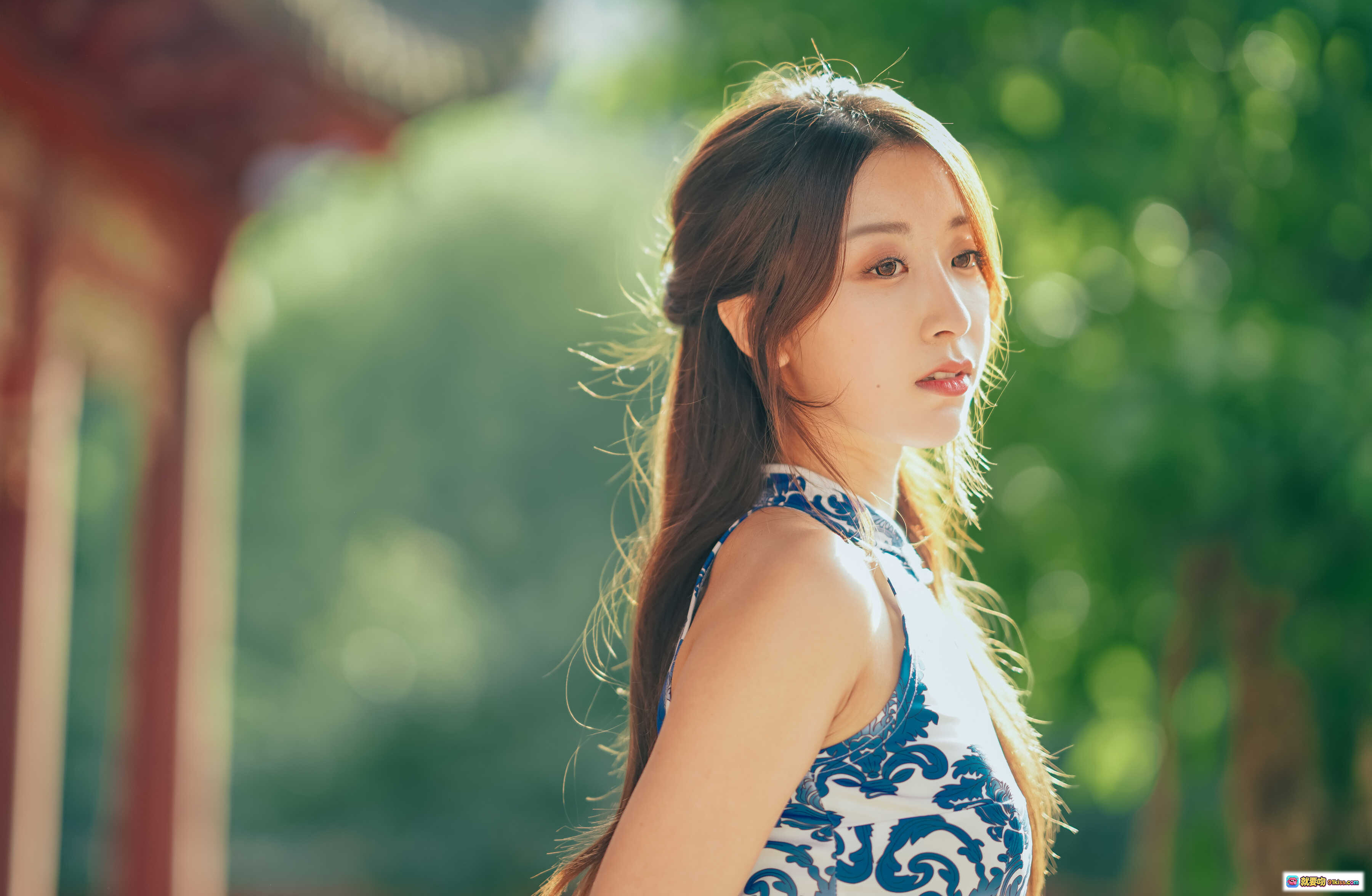 图片[8] - 黑川NO.056青花旗袍写真｜古典优雅少女风｜蓝白花纹修身设计｜户外红栏绿景人像摄影 - 就要吻