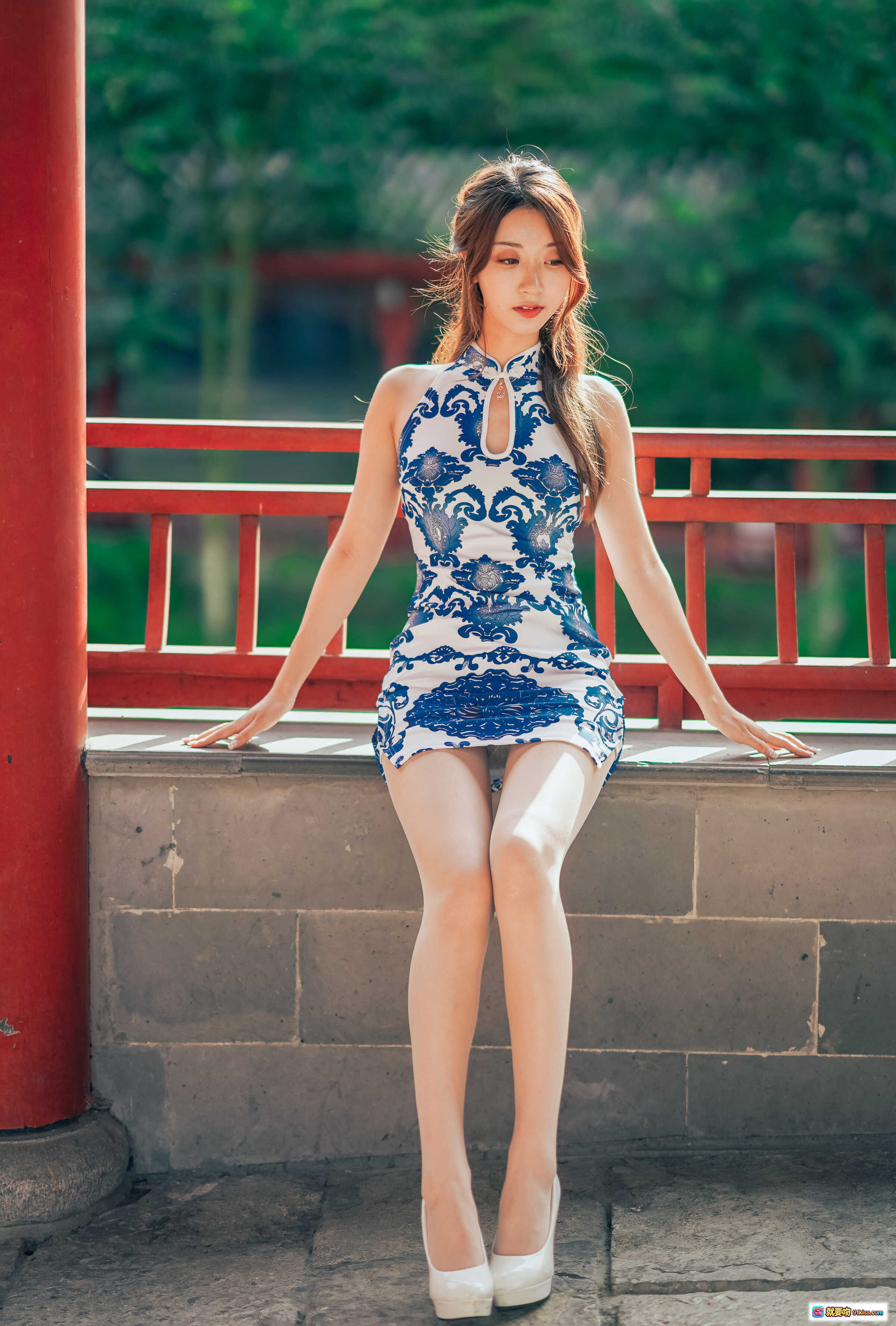 图片[4] - 黑川NO.056青花旗袍写真｜古典优雅少女风｜蓝白花纹修身设计｜户外红栏绿景人像摄影 - 就要吻