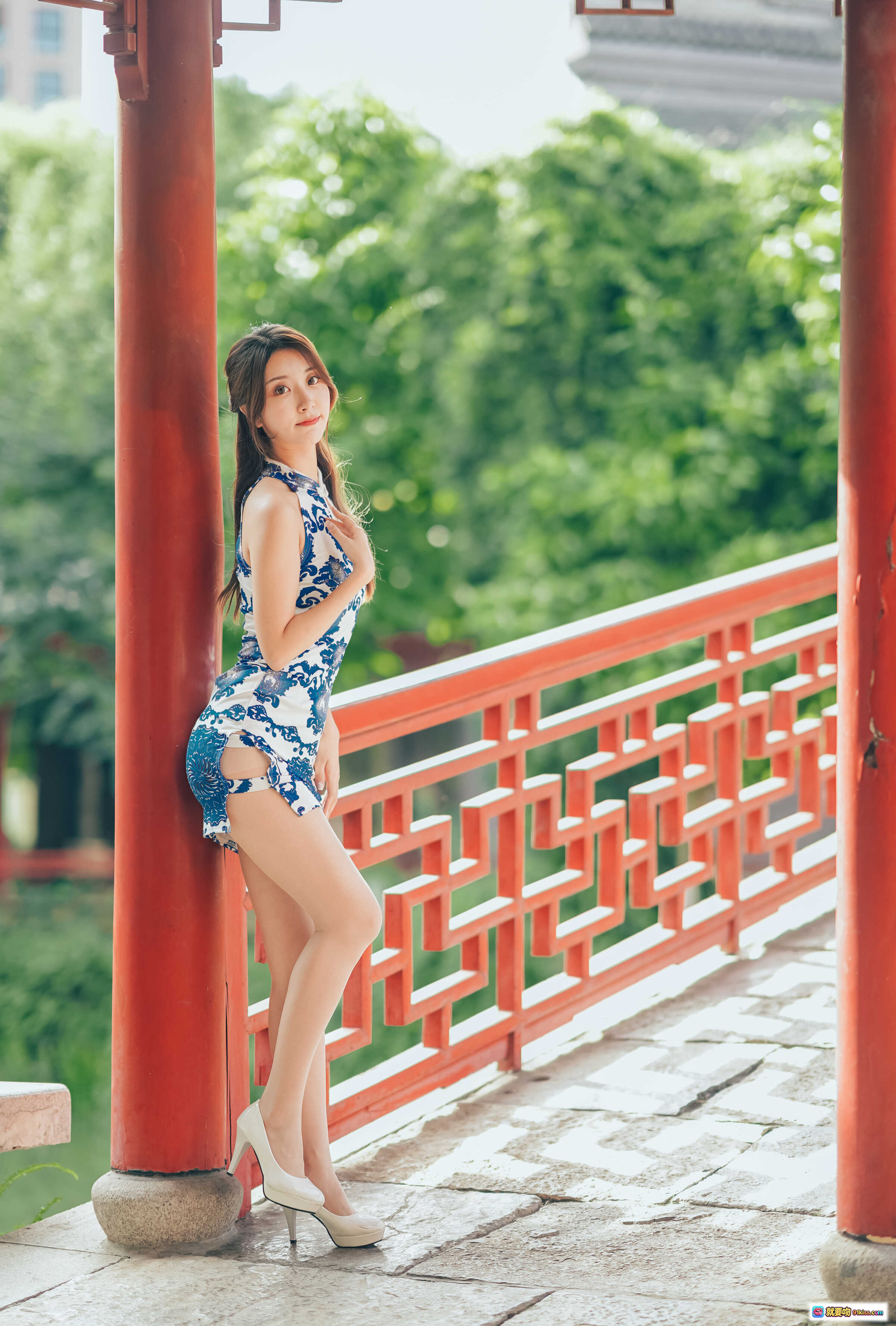 图片[6] - 黑川NO.056青花旗袍写真｜古典优雅少女风｜蓝白花纹修身设计｜户外红栏绿景人像摄影 - 就要吻