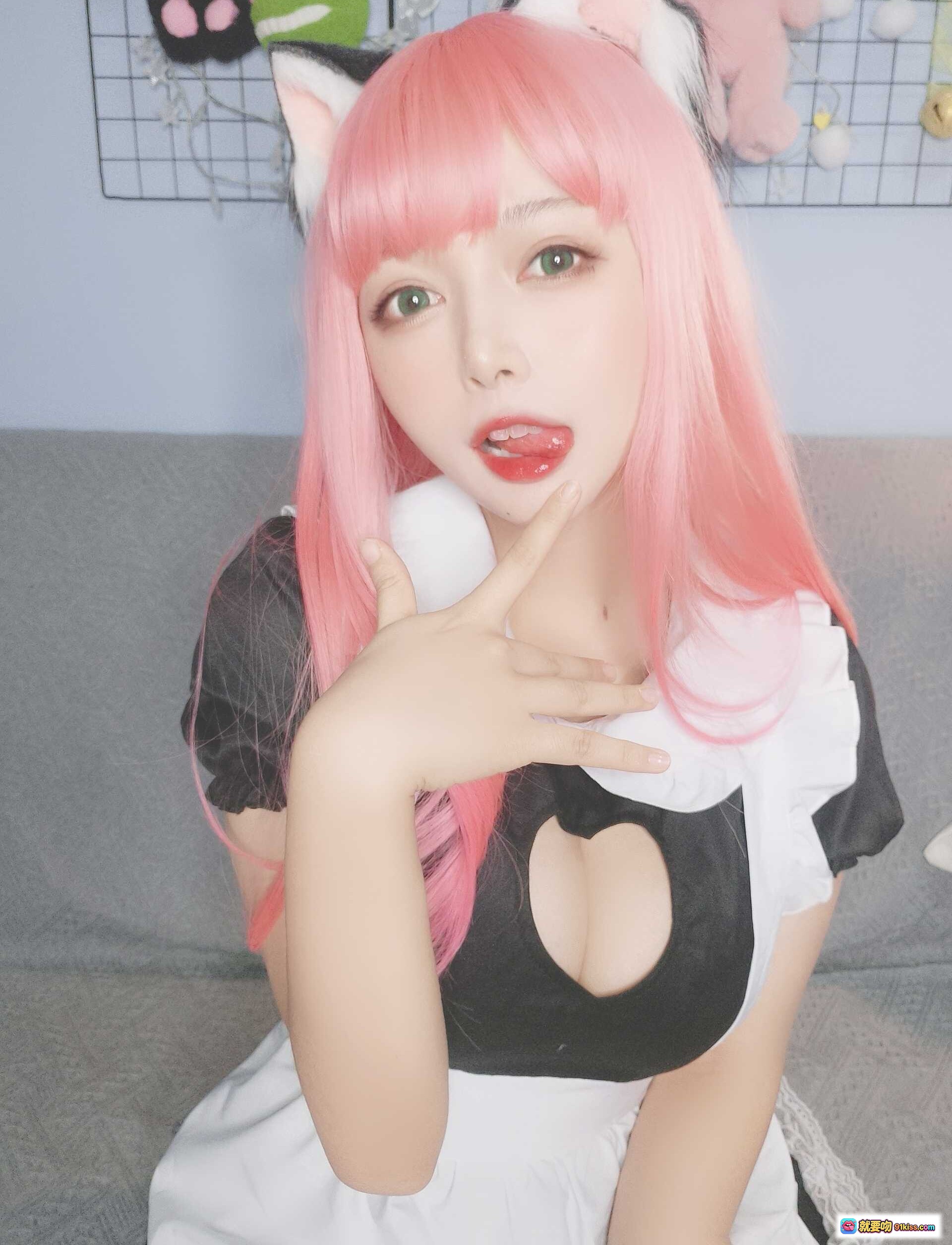 图片[6] - 黑猫猫OvO NO.008 猫女仆自拍 粉发猫耳女仆装 白丝美腿 甜美可爱风 室内写真 13P高清图集 - 就要吻