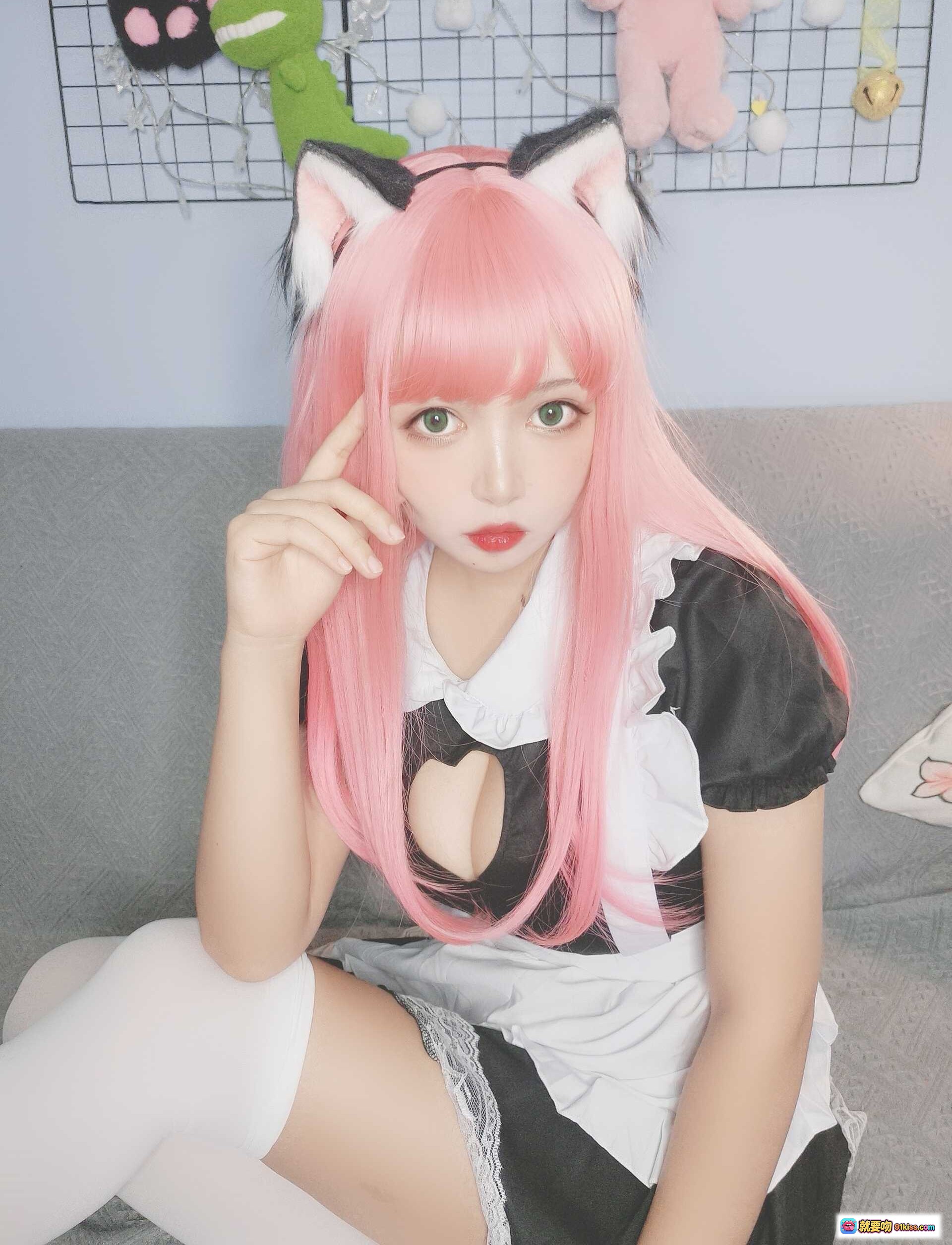 图片[2] - 黑猫猫OvO NO.008 猫女仆自拍 粉发猫耳女仆装 白丝美腿 甜美可爱风 室内写真 13P高清图集 - 就要吻