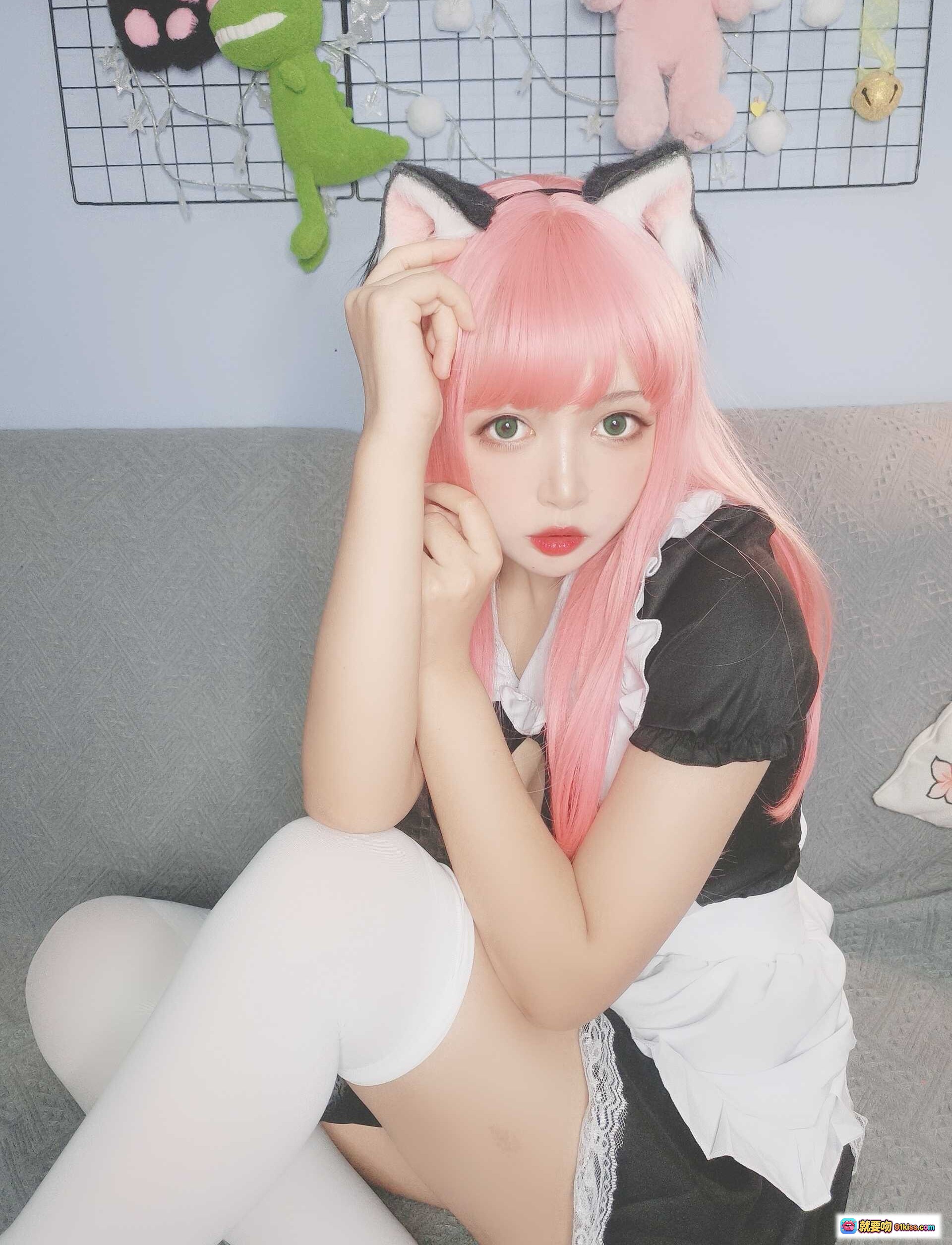 黑猫猫OvO NO.008 猫女仆自拍 粉发猫耳女仆装 白丝美腿 甜美可爱风 室内写真 13P高清图集 - 就要吻