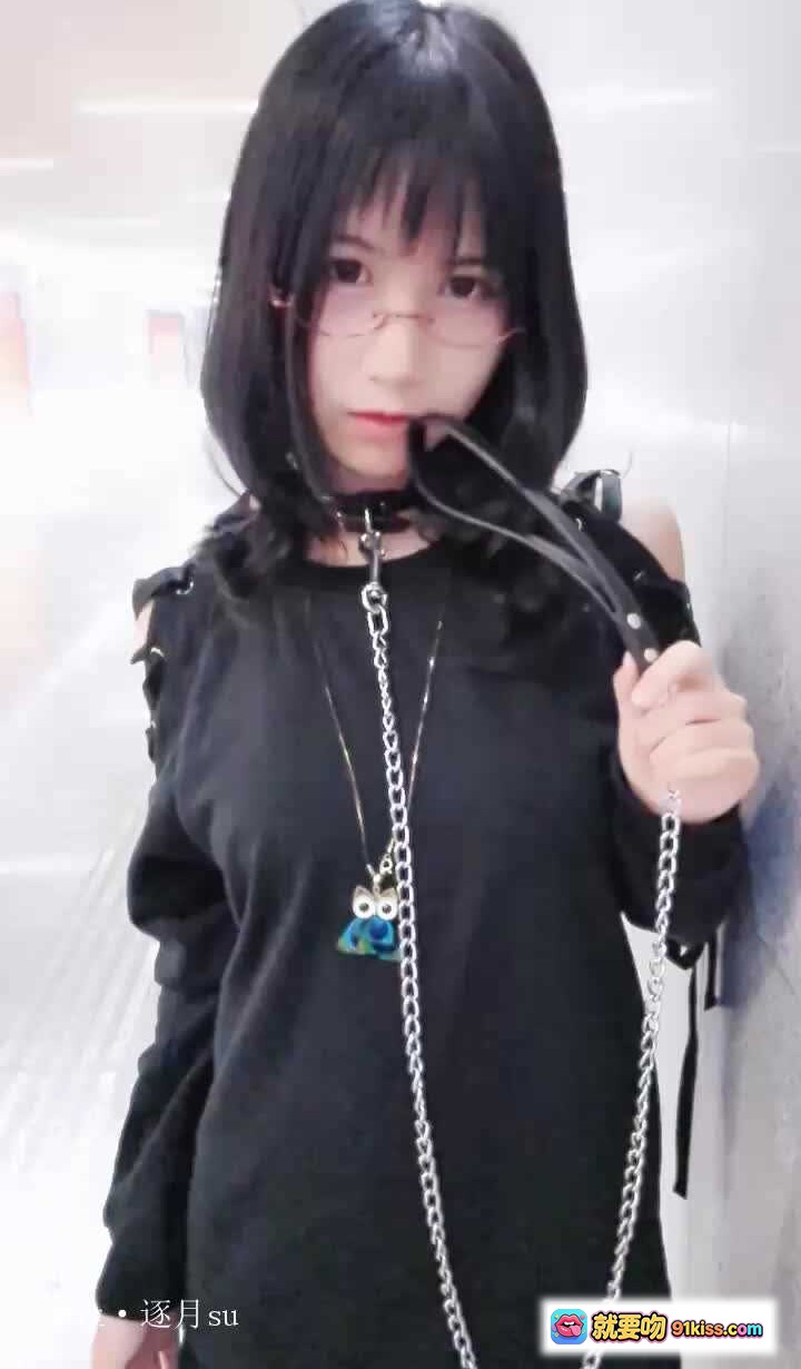 图片[5] - 逐月SU黑衣少女戴红框眼镜倚墙整理长发，温柔气质尽显时尚穿搭风 - 就要吻