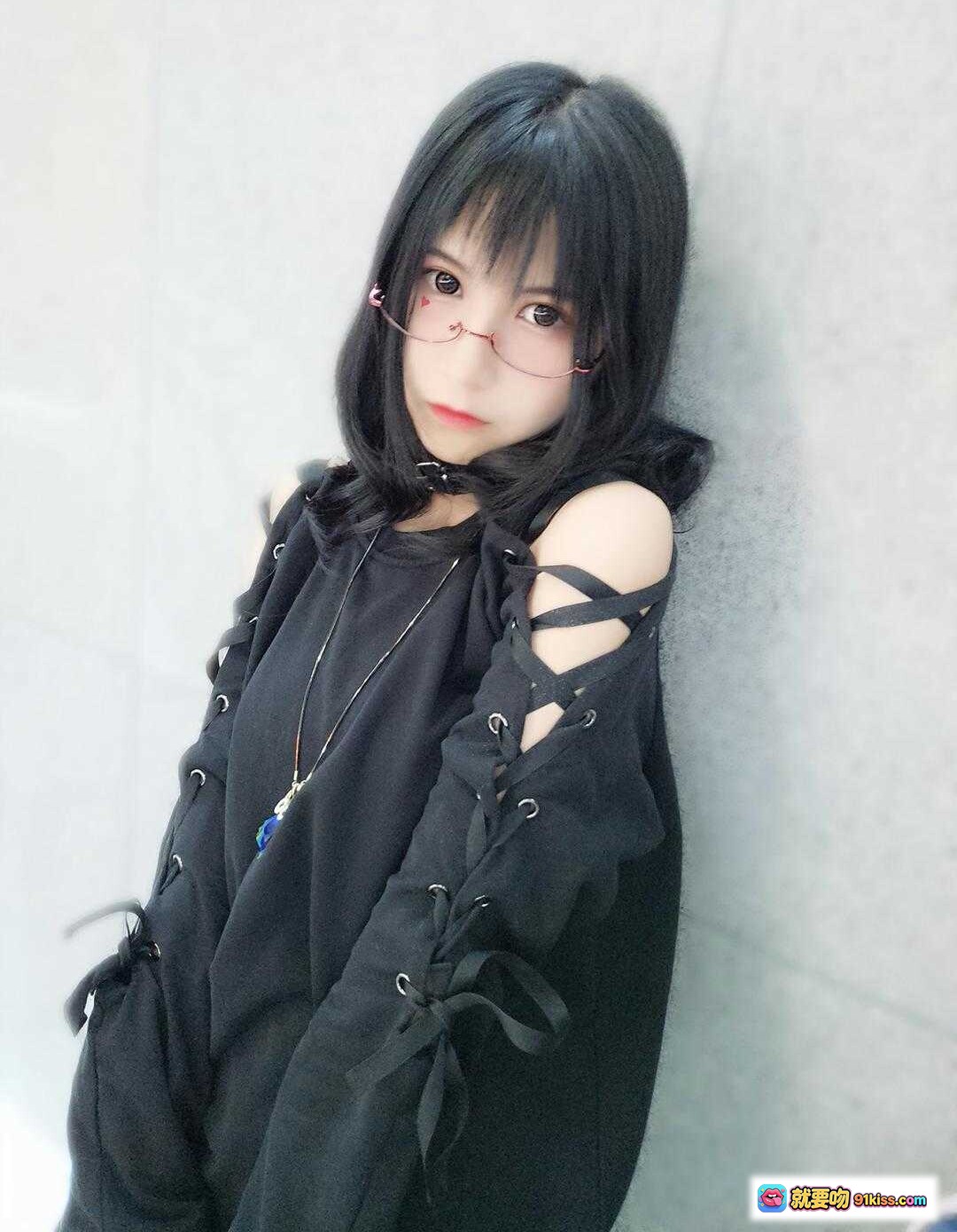 图片[4] - 逐月SU黑衣少女戴红框眼镜倚墙整理长发，温柔气质尽显时尚穿搭风 - 就要吻